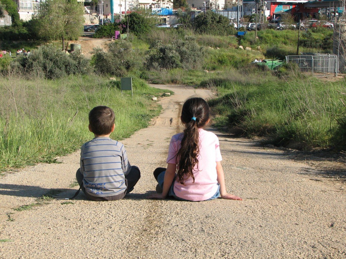 Niños solos en camino de tierra. | Imagen: PxHere