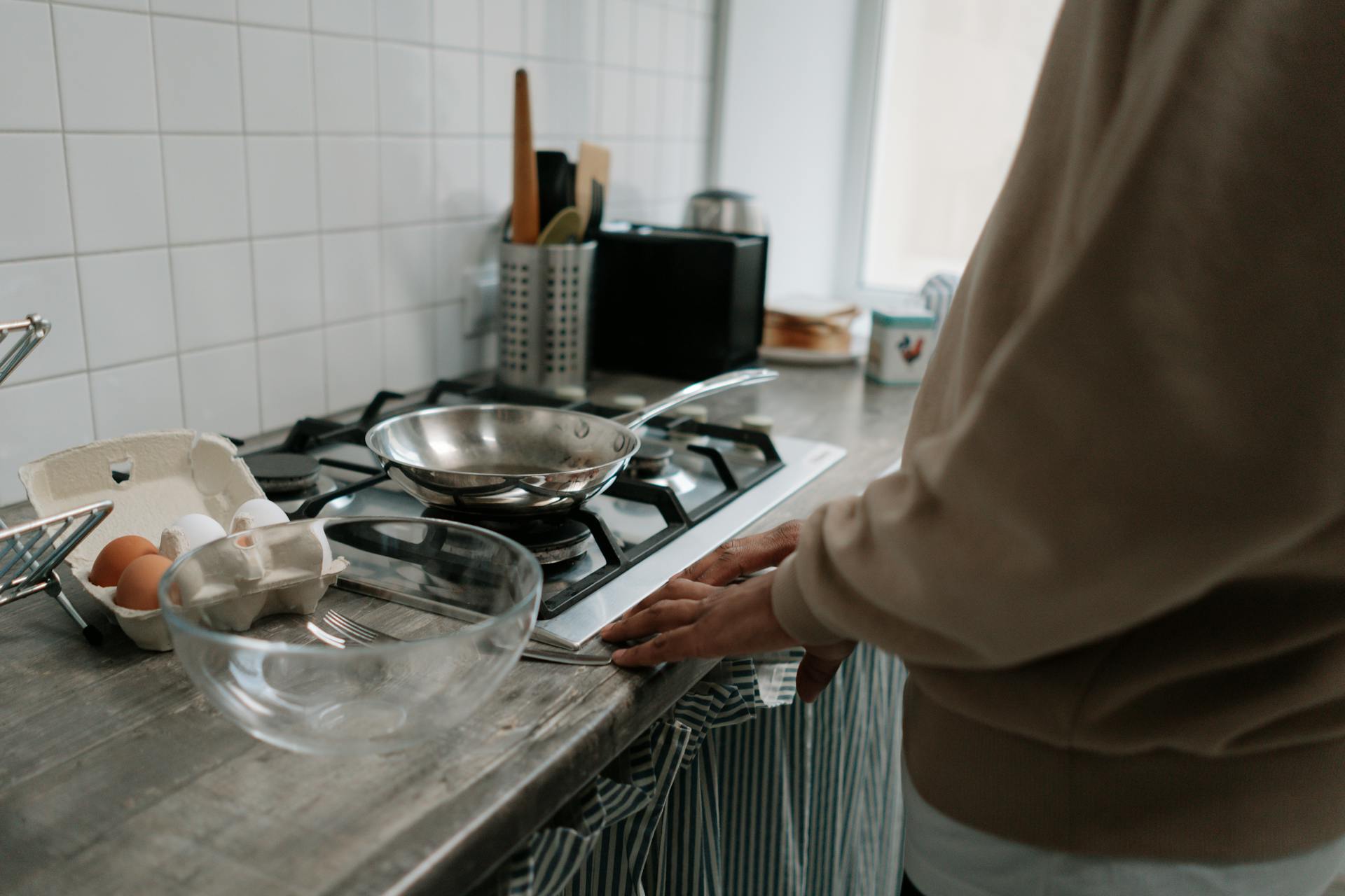 Un hombre en la cocina | Fuente: Pexels