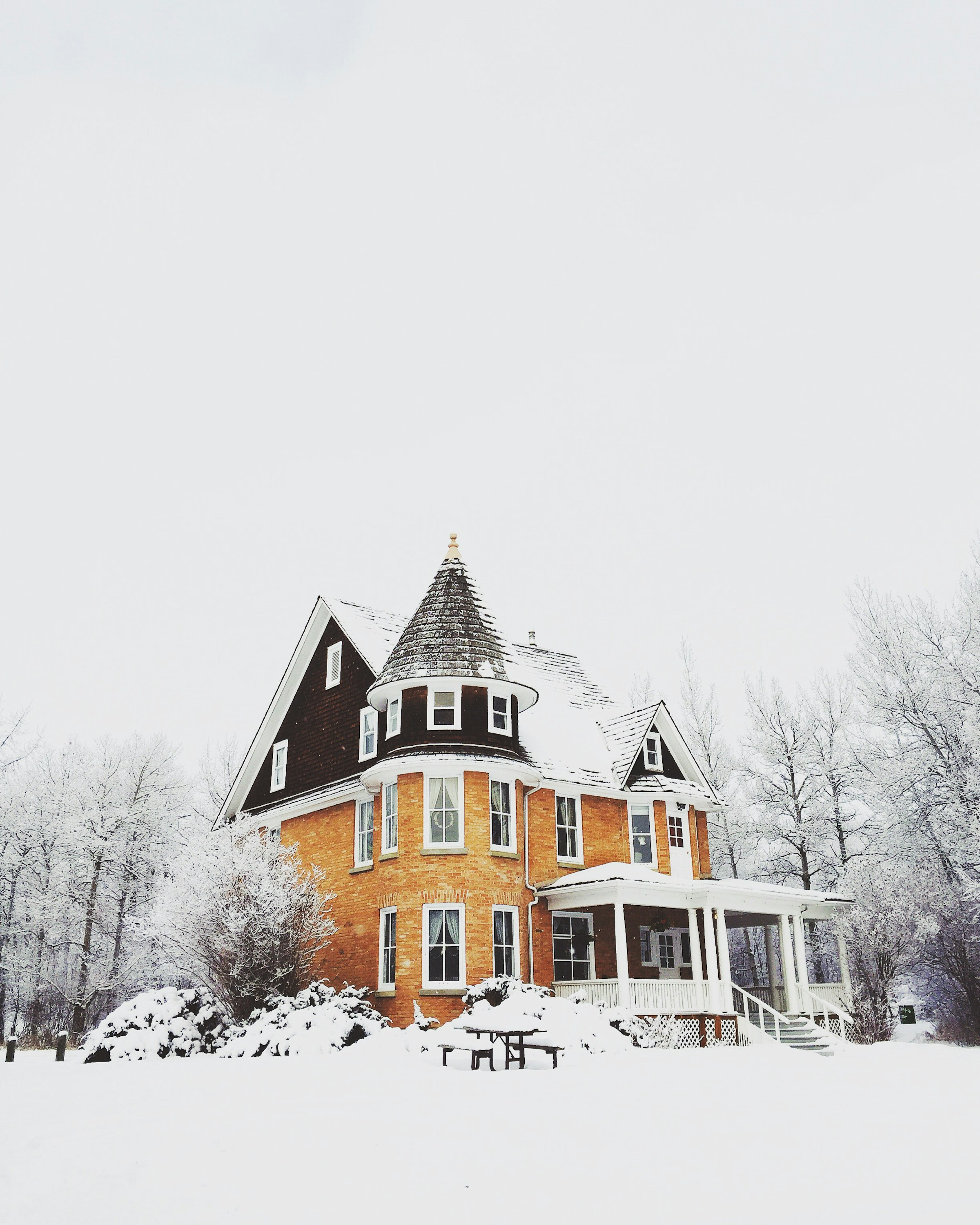 Una casa sobre un fondo nevado | Fuente: Unsplash