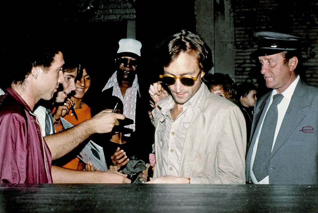 John Lennon saliendo del estudio 'The Hit Factory' en agosto de 1980, en la ciudad de Nueva York. | Foto: Getty Images
