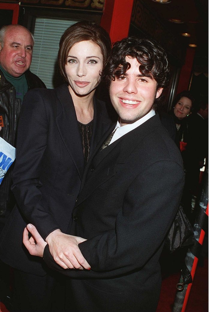 Jennifer Flavin con Sage, el hijo de Sylvester Stallone, en Los Ángeles, California, el 12 de mayo de 1996 | Foto: Getty Images