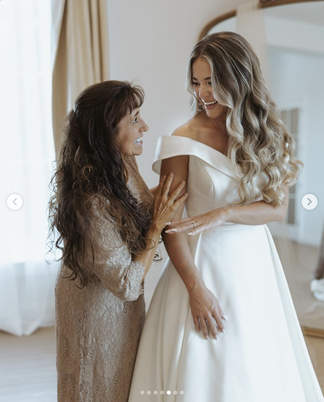 Janna Duggar comparte un dulce momento con su madre, Michelle Duggar, el día de su boda, publicada en agosto de 2024 | Fuente: Instagram/janamduggar