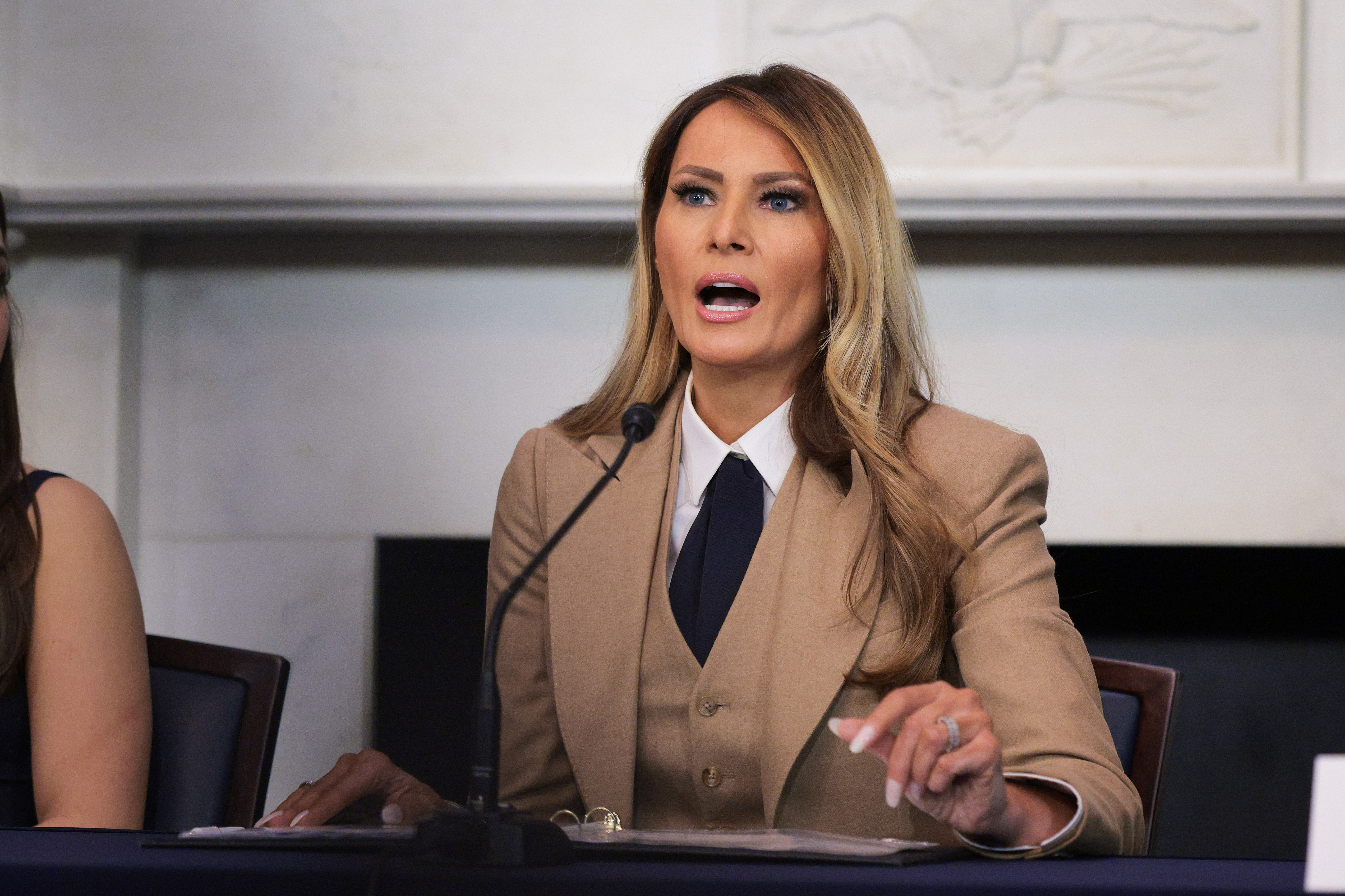 Melania Trump fotografiada en una mesa redonda en el Capitolio de EE.UU. el 3 de marzo de 2025, en Washington, D.C. | Fuente: Getty Images