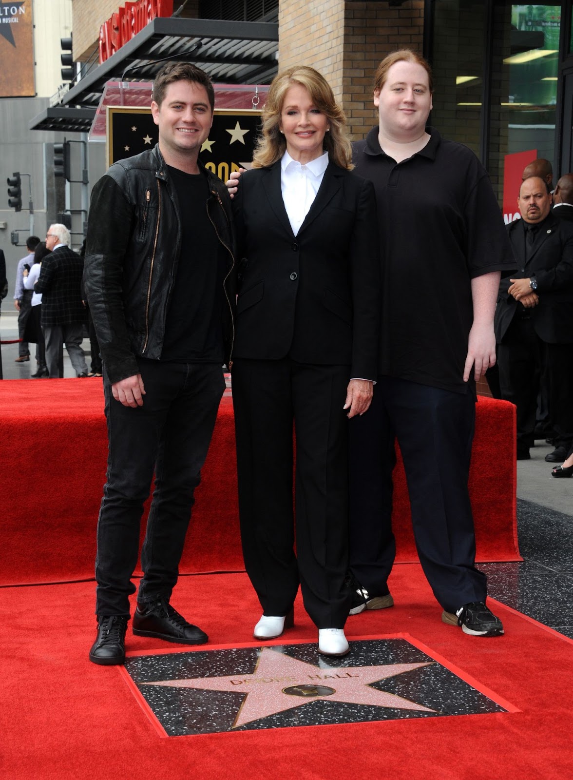 David Atticus Sohmer, Deidre Hall y Tully Chapin en la ceremonia de homenaje a la actriz con una Estrella en el Paseo de la Fama de Hollywood el 19 de mayo de 2016, en Hollywood, California. | Fuente: Getty Images