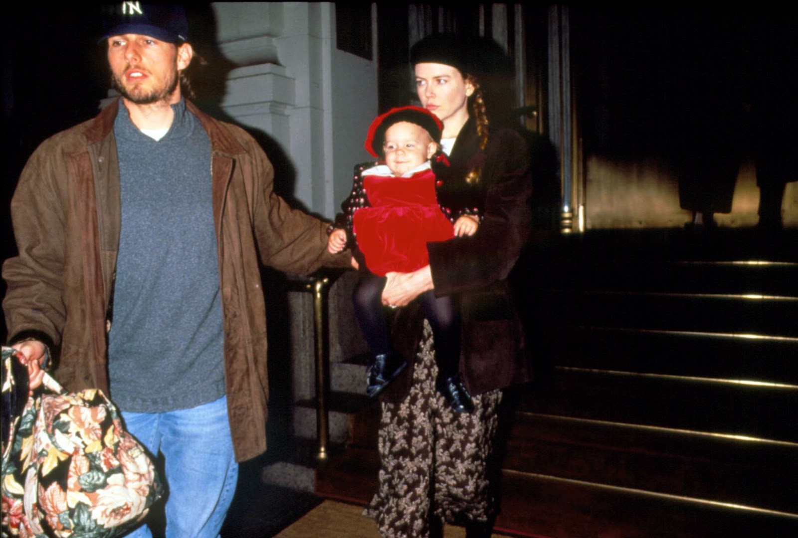 Tom Cruise y Nicole Kidman fotografiados con su hija en Nueva York en 1994 | Fuente: Getty Images