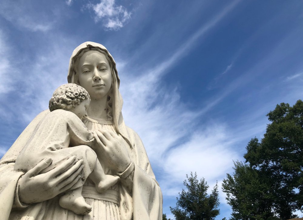 La Virgen María con su hijo en brazos.| Fuente: Shutterstock