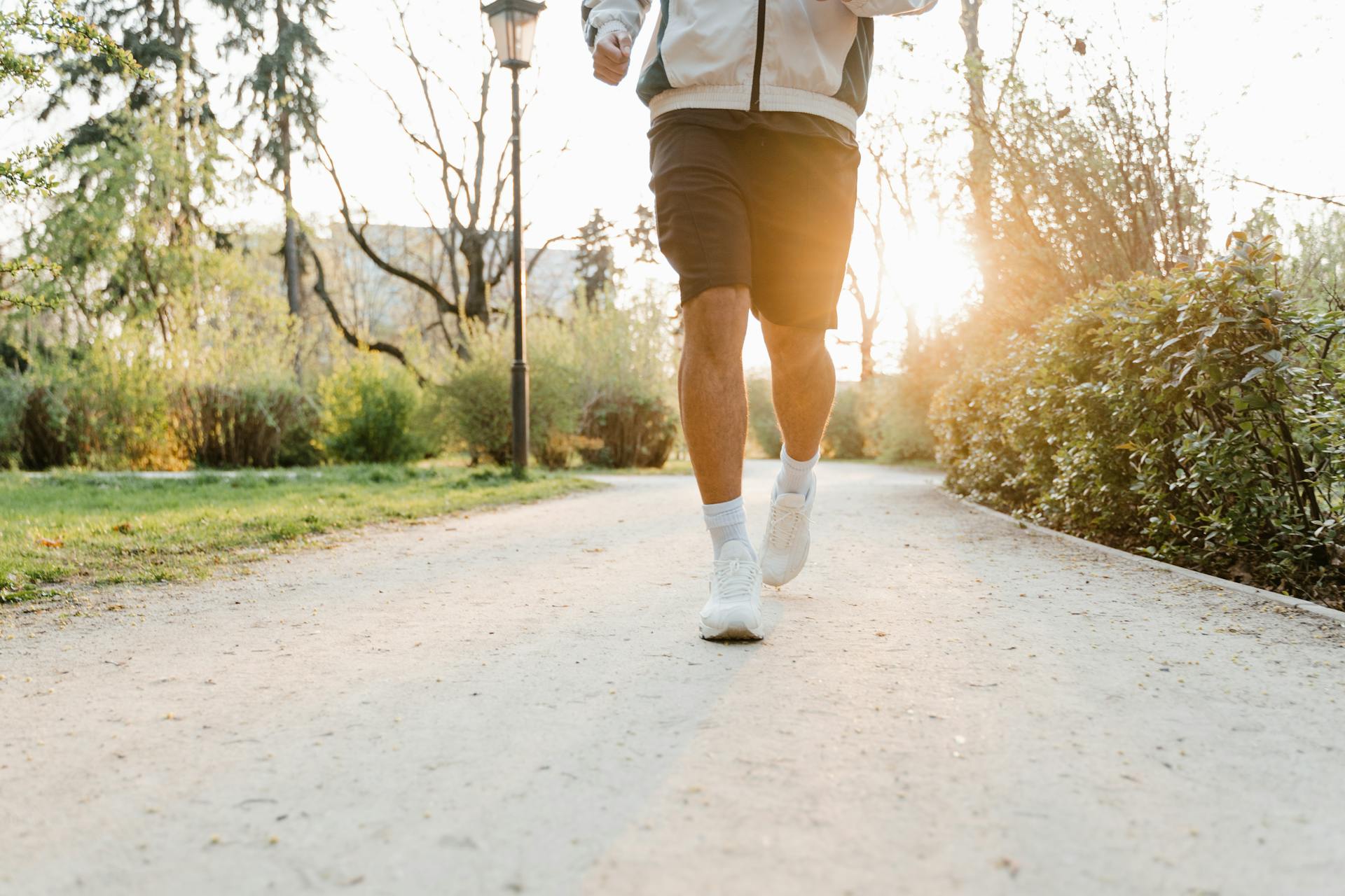 Un hombre corriendo por un sendero | Fuente: Pexels