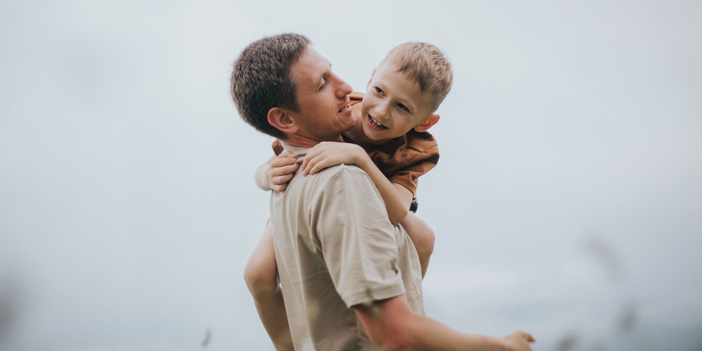 Un padre con su hijo en brazos | Fuente: Pexels