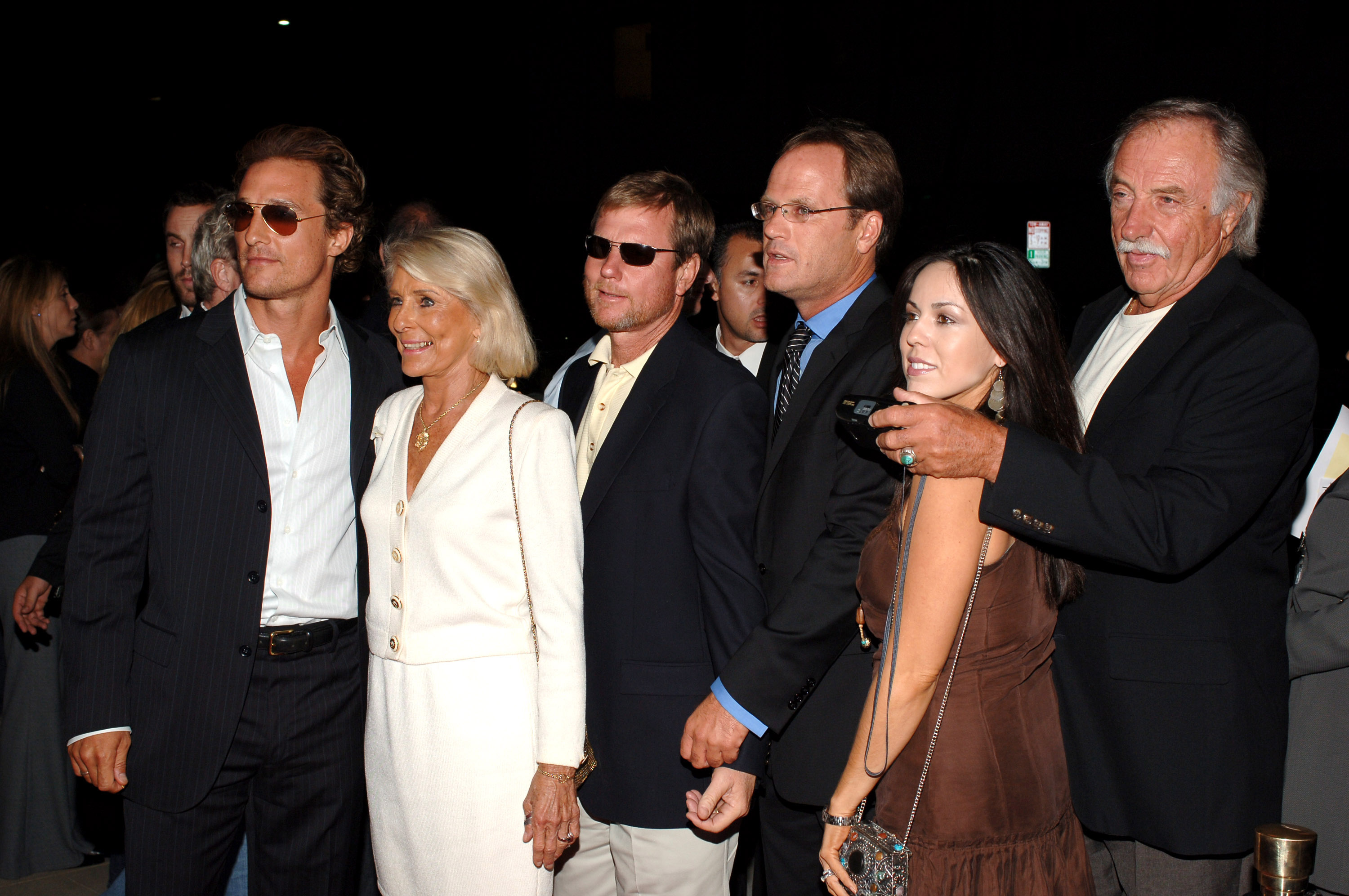 Matthew McConaughey, Kay McCabeat, James McConaughey y otros miembros de la familia durante el estreno mundial de "Two for the Money" en Los Ángeles, California, el 27 de septiembre de 2005. | Foto: Getty Images