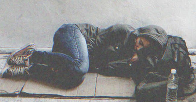 Una joven durmiendo en la calle | Foto: Shutterstock
