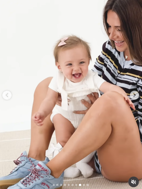 Cambiando de estilismo, Camila posó sentada en el suelo con un cárdigan rayado en negro, celeste y amarillo, acompañando a Aitana, quien se mostraba risueña sentada entre sus piernas. En primer plano destacaron las zapatillas celestes de gamuza con cordones bicolores pertenecientes a la colección de Ricky Sarkany. | Fuente: Instagram/camihoms