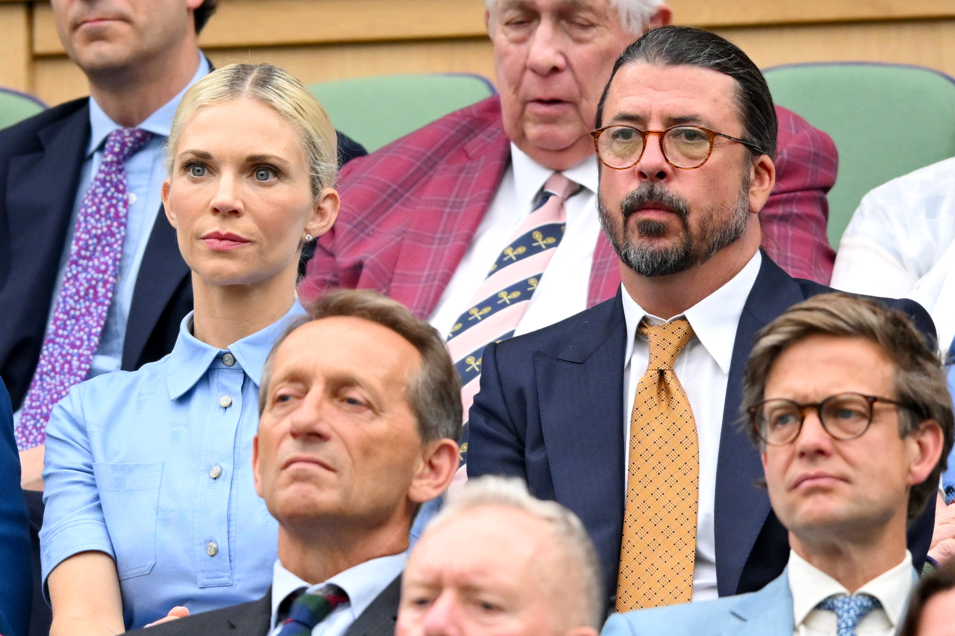 Dave Grohl, y su esposa Jordyn Grohl son vistos en el Palco Real durante el segundo día de The Championships Wimbledon 2024 All England Lawn Tennis and Croquet Club el 02 de julio de 2024, en Londres, Inglaterra. | Fuente: Getty Images