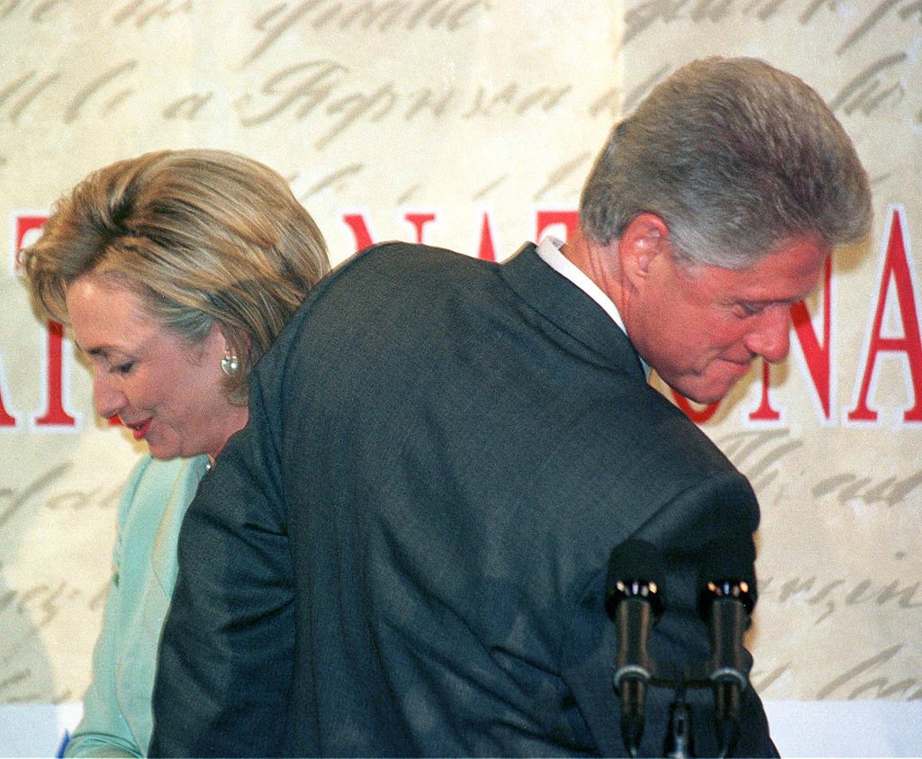 La primera vez que los Clinton aparecieron juntos tras el Presidente admitir tener una relación con Monica Lewinsky. Septiembre, 1998. | Foto: Getty Images