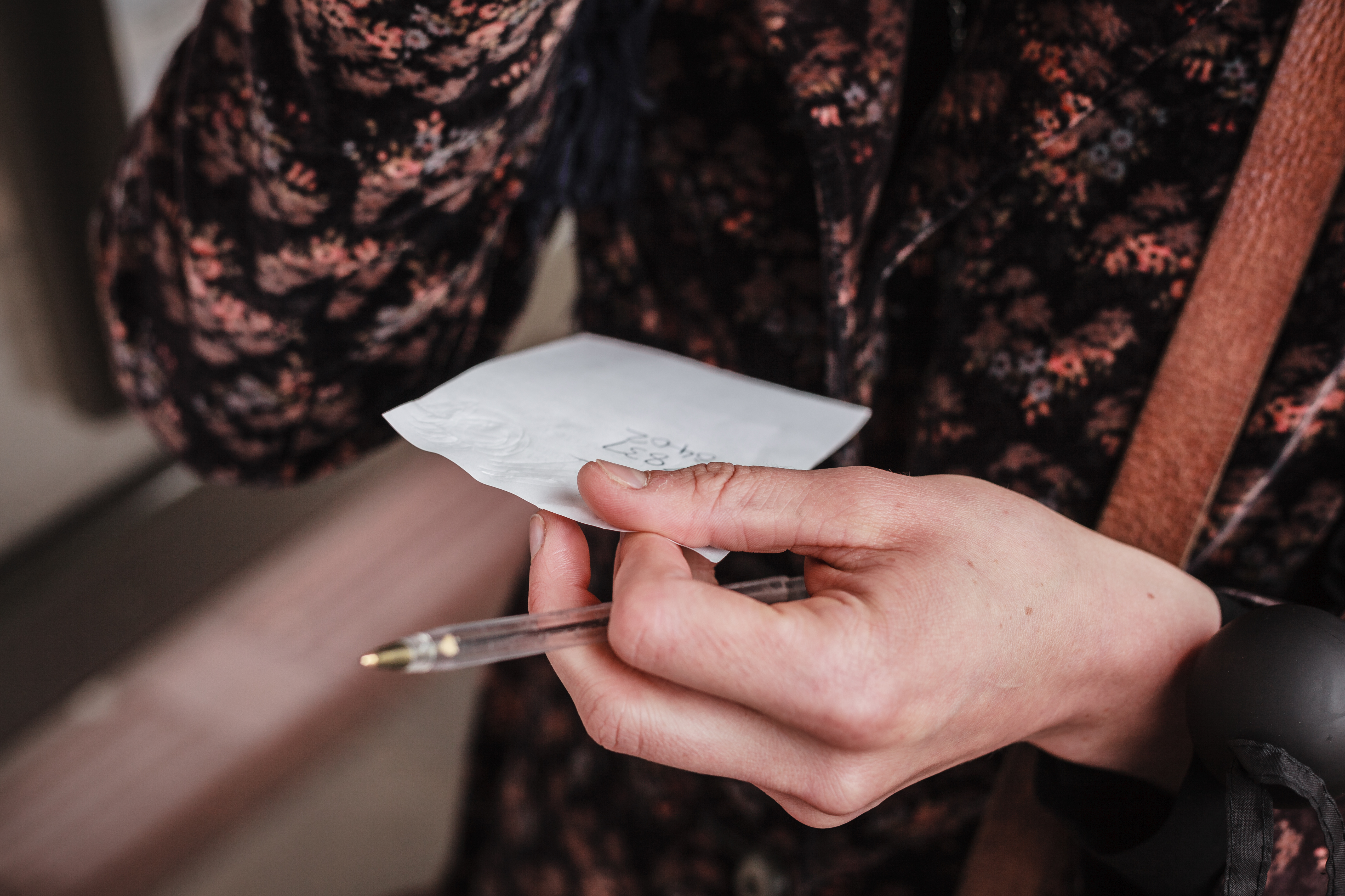 Una mujer sujetando un papel | Foto: Shutterstock