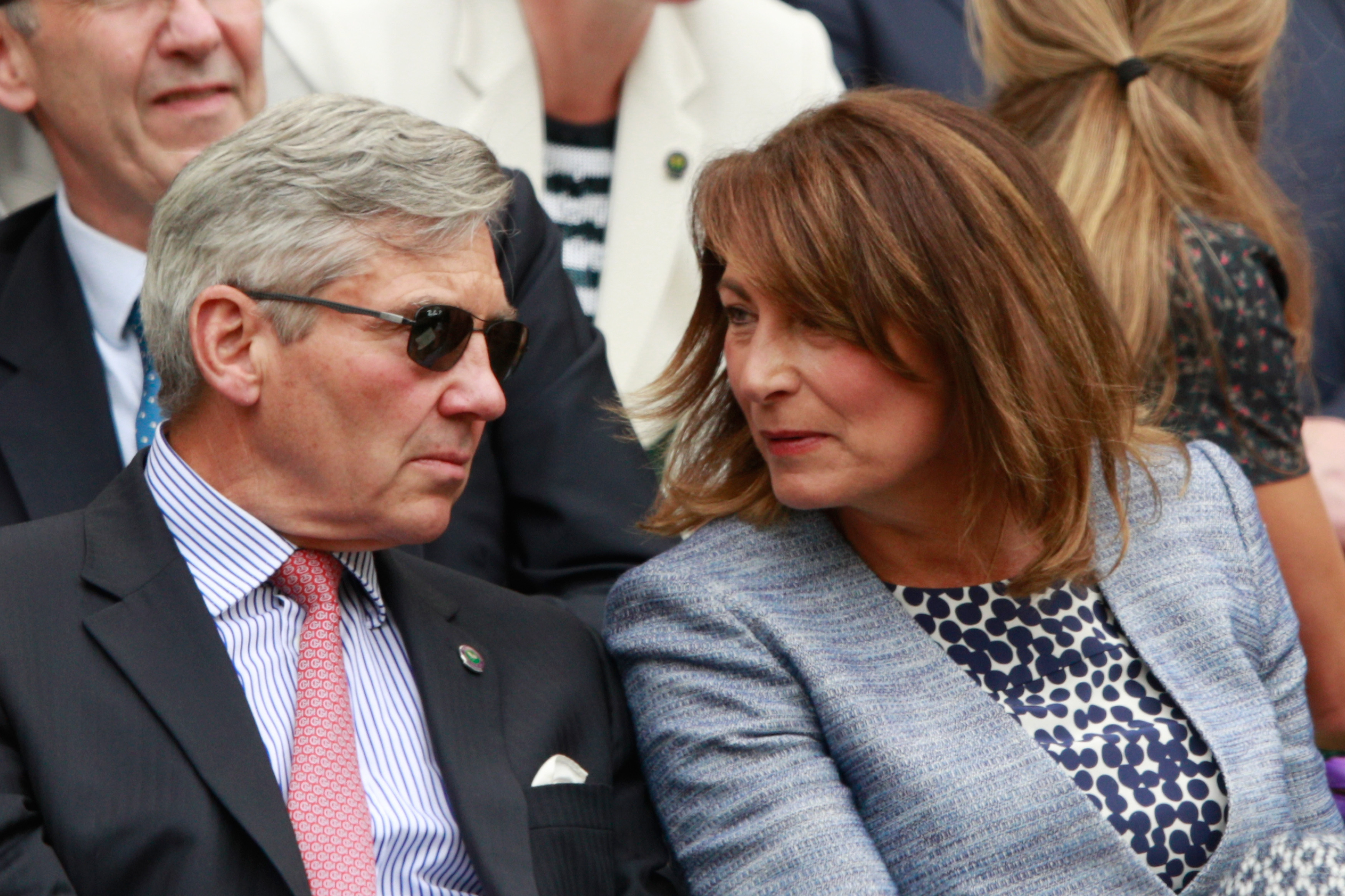 Michael y Carole Middleton en el cuarto día del Campeonato de Tenis sobre Hierba de Wimbledon en Londres, Inglaterra, el 30 de junio de 2016. | Foto: Getty Images