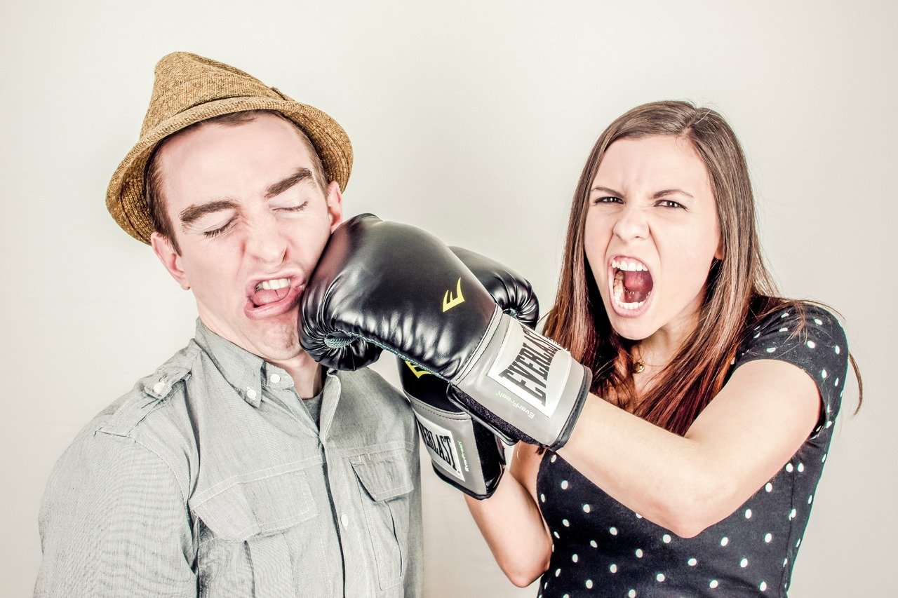 Mujer golpea a hombre con guante de boxeo. | Foto: Pxhere