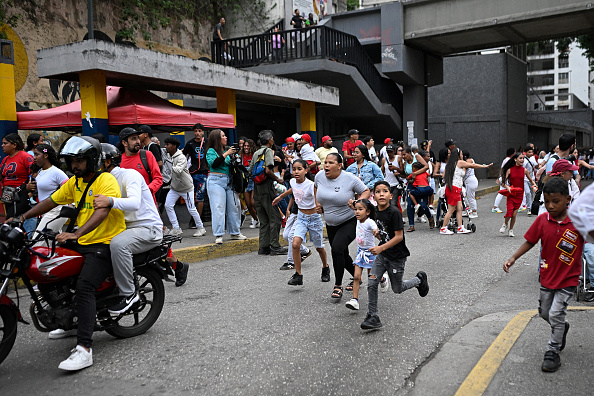 Personas corren hacia una calle tras el terremoto ocurrido en Caracas, Venezuela, el 24 de junio de 2026. Dos sismos de magnitudes 7,2 y 7,5 sacudieron la misma zona del país durante la noche del 24 de junio, provocando el colapso de edificios, según el Servicio Geológico de Estados Unidos (USGS). Los movimientos telúricos llevaron a numerosos habitantes de la capital a salir a las calles en busca de un lugar seguro.