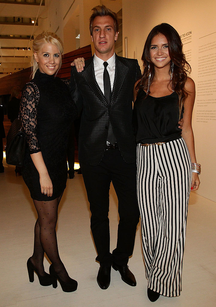 Maxi López, Wanda Nara y Zaira Nara en un cóctel con motivo de la exposición "Royal Oak 40 Years: From Avant-Garde to Icon" en la Triennale di Milano, el 19 de abril de 2012 en Milán, Italia. | Fuente: Getty Images