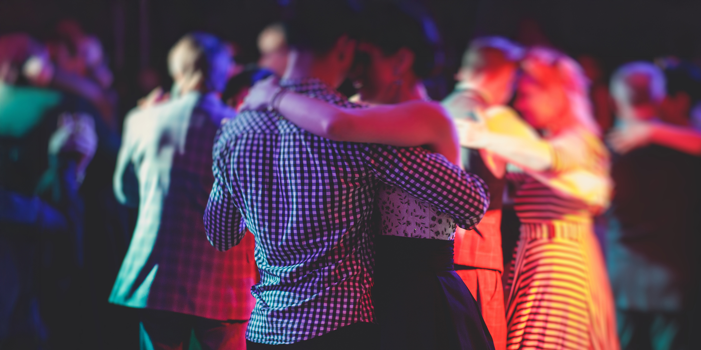 Parejas bailando en una noche de graduación | Fuente: Shutterstock