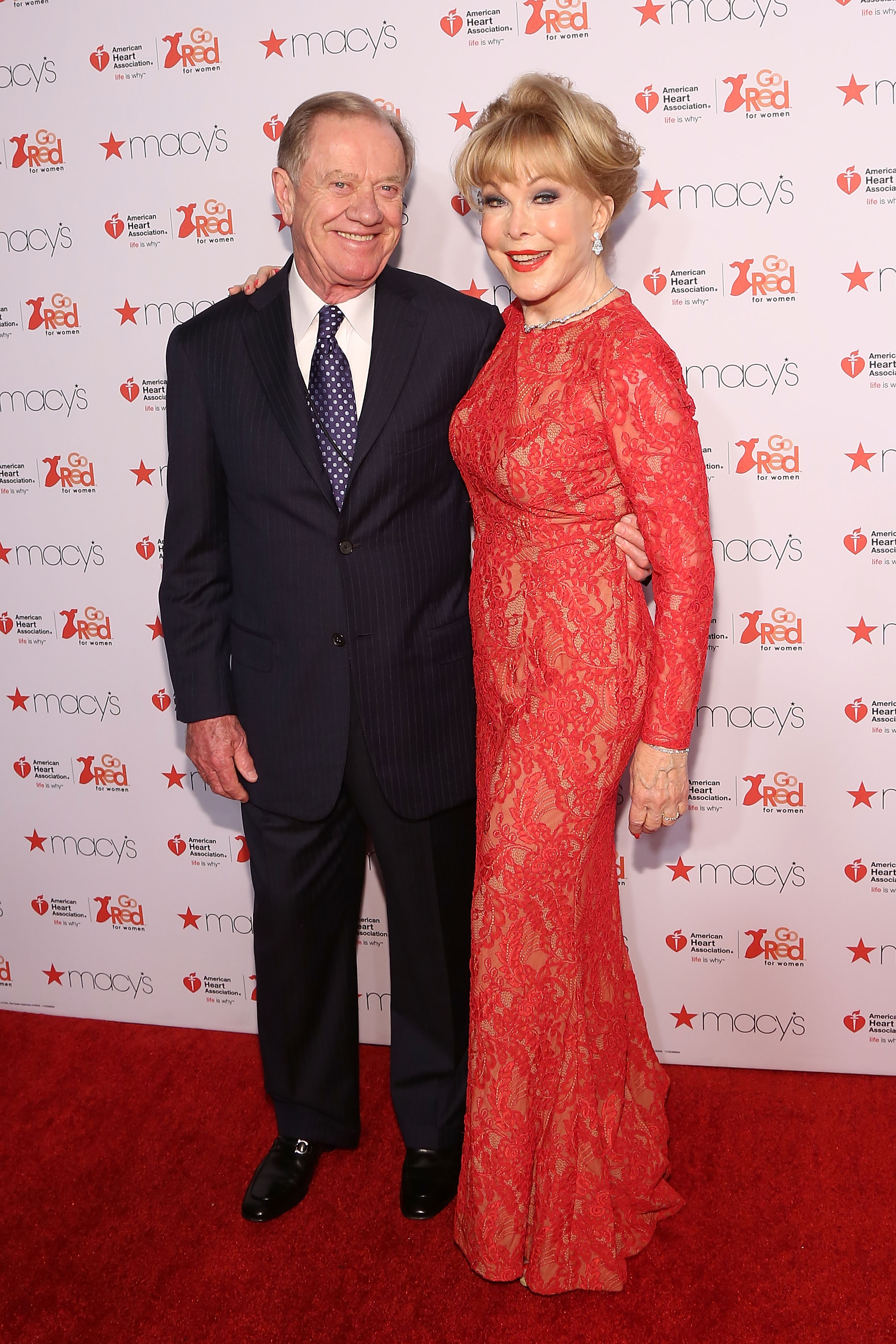 Jon Eicholtz y Barbara Eden asisten al desfile de moda de otoño Go Red For Women en Nueva York, el 12 de febrero de 2015. | Fuente: Getty Images