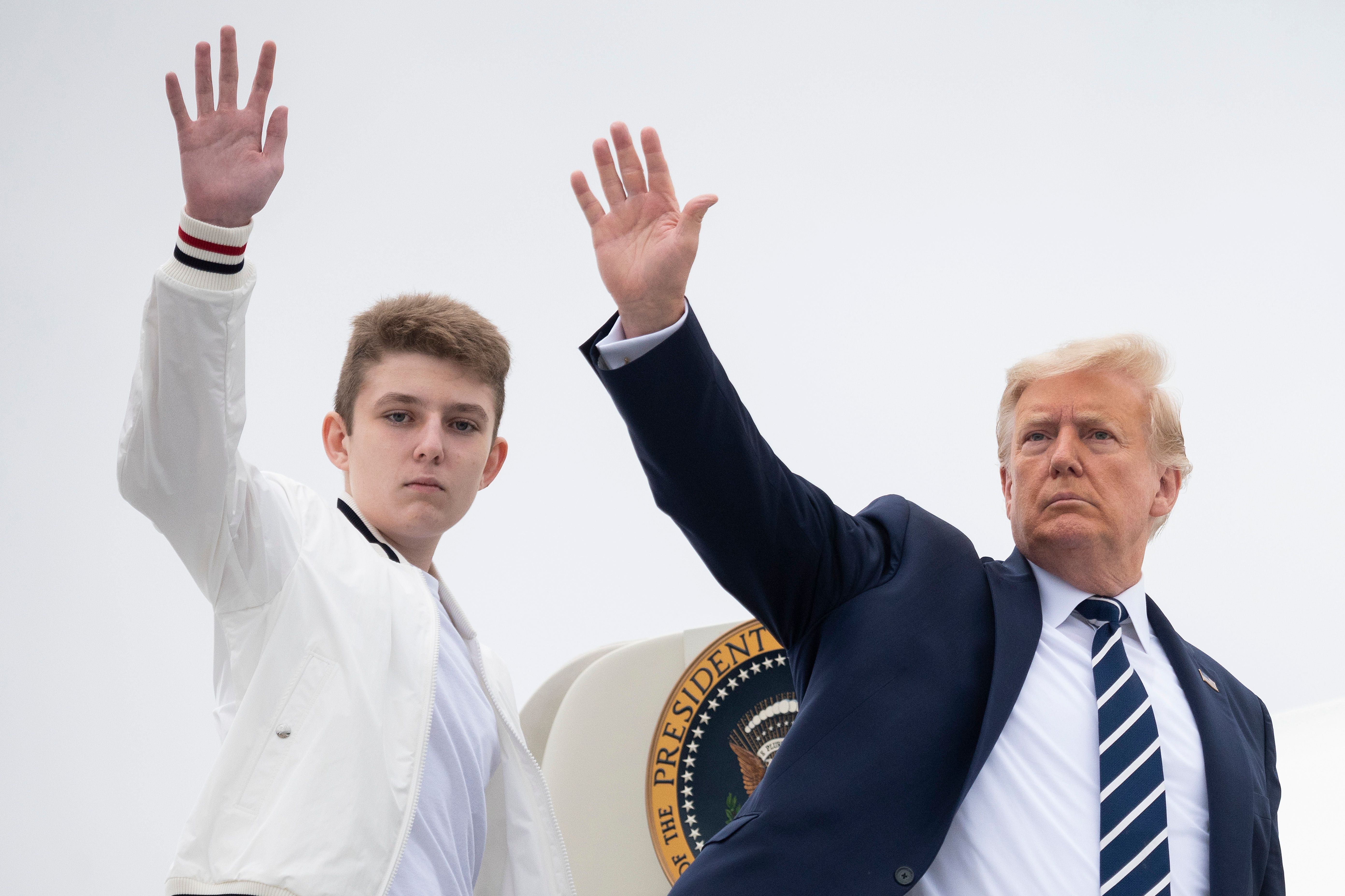El presidente de Estados Unidos, Donald Trump, y Barron saludan mientras suben al Air Force One en el Aeropuerto Municipal de Morristown, Nueva Jersey, el 16 de agosto de 2020. | Fuente: Getty Images