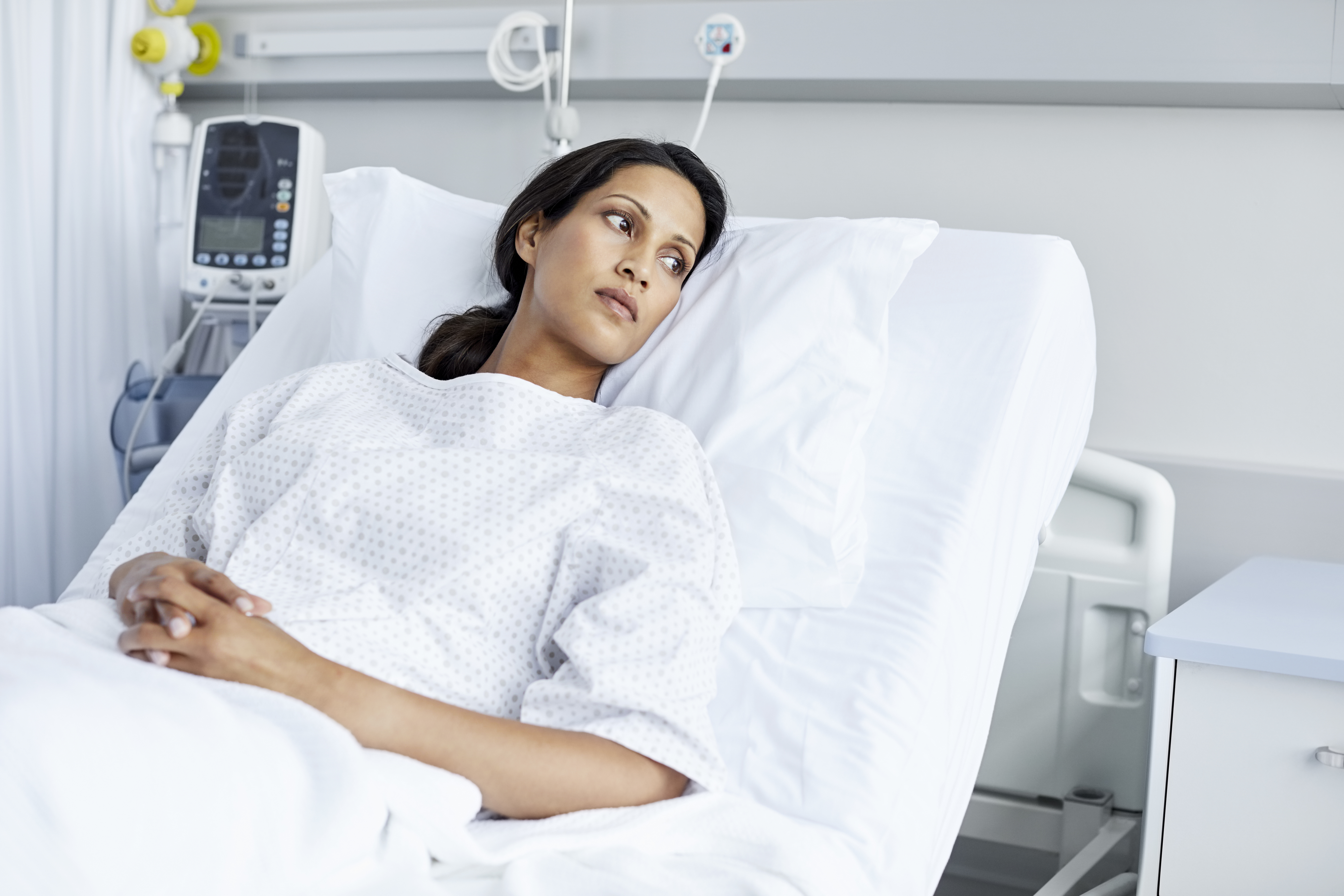 Una mujer infeliz en la cama de un hospital | Foto: Getty Images