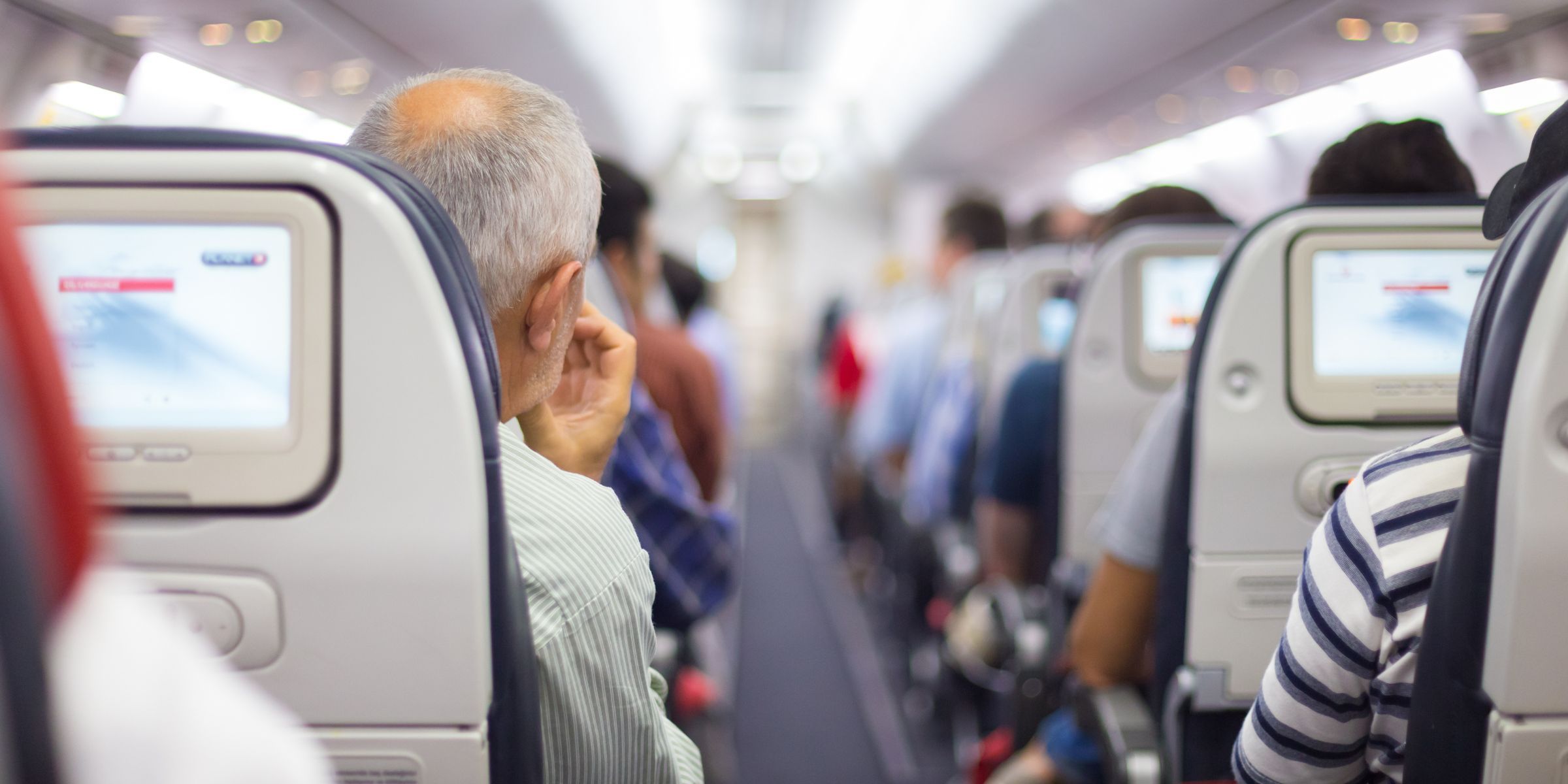 Pasajeros en un avión | Fuente: Shutterstock