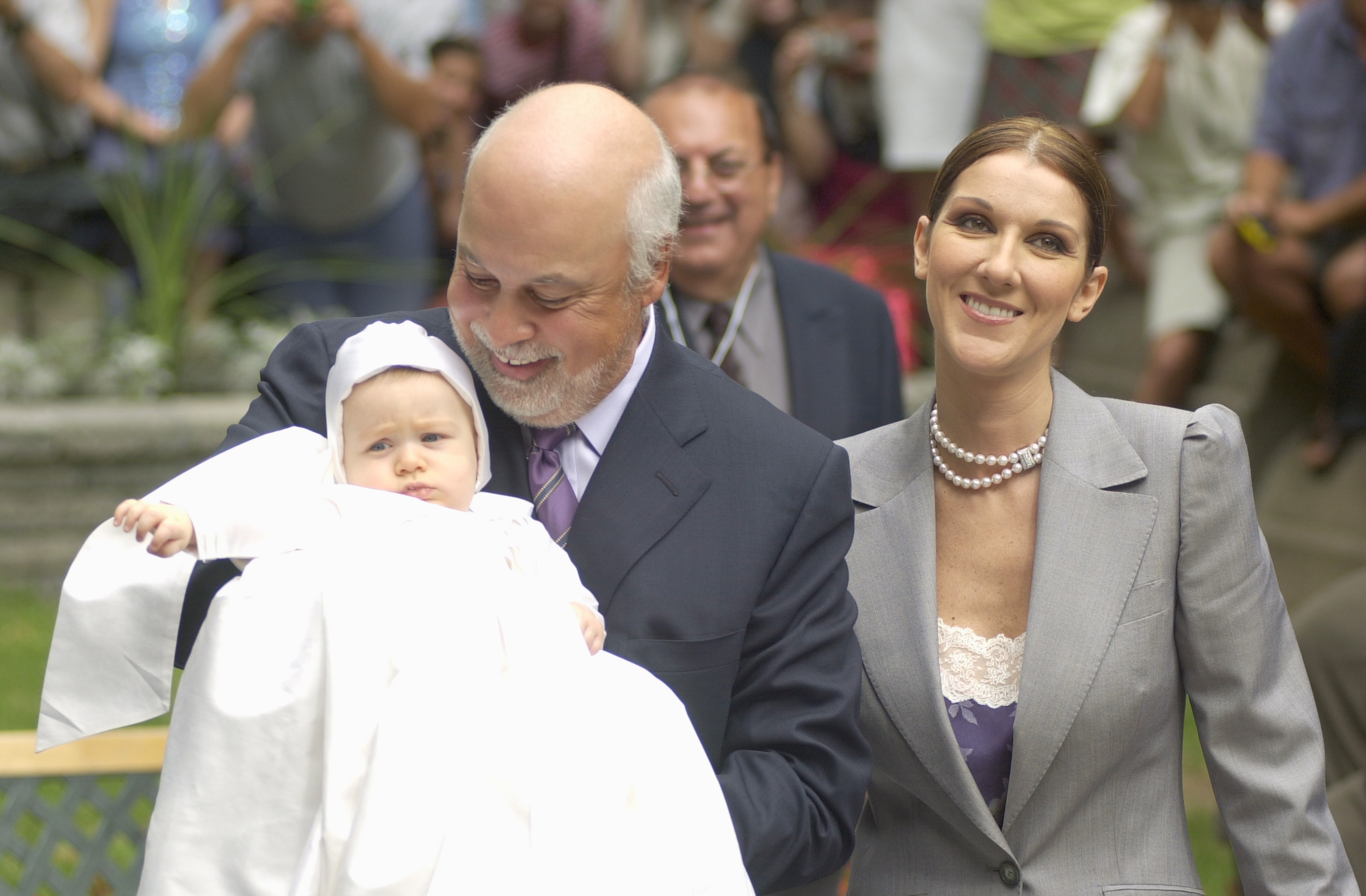 René Angélil y Céline Dion fotografiados con su hijo, René -Charles, en la capilla de la Basílica de Notre-Dame en el viejo Montreal, Quebec, Canadá, el 25 de julio de 2001. | Fuente: Getty Images