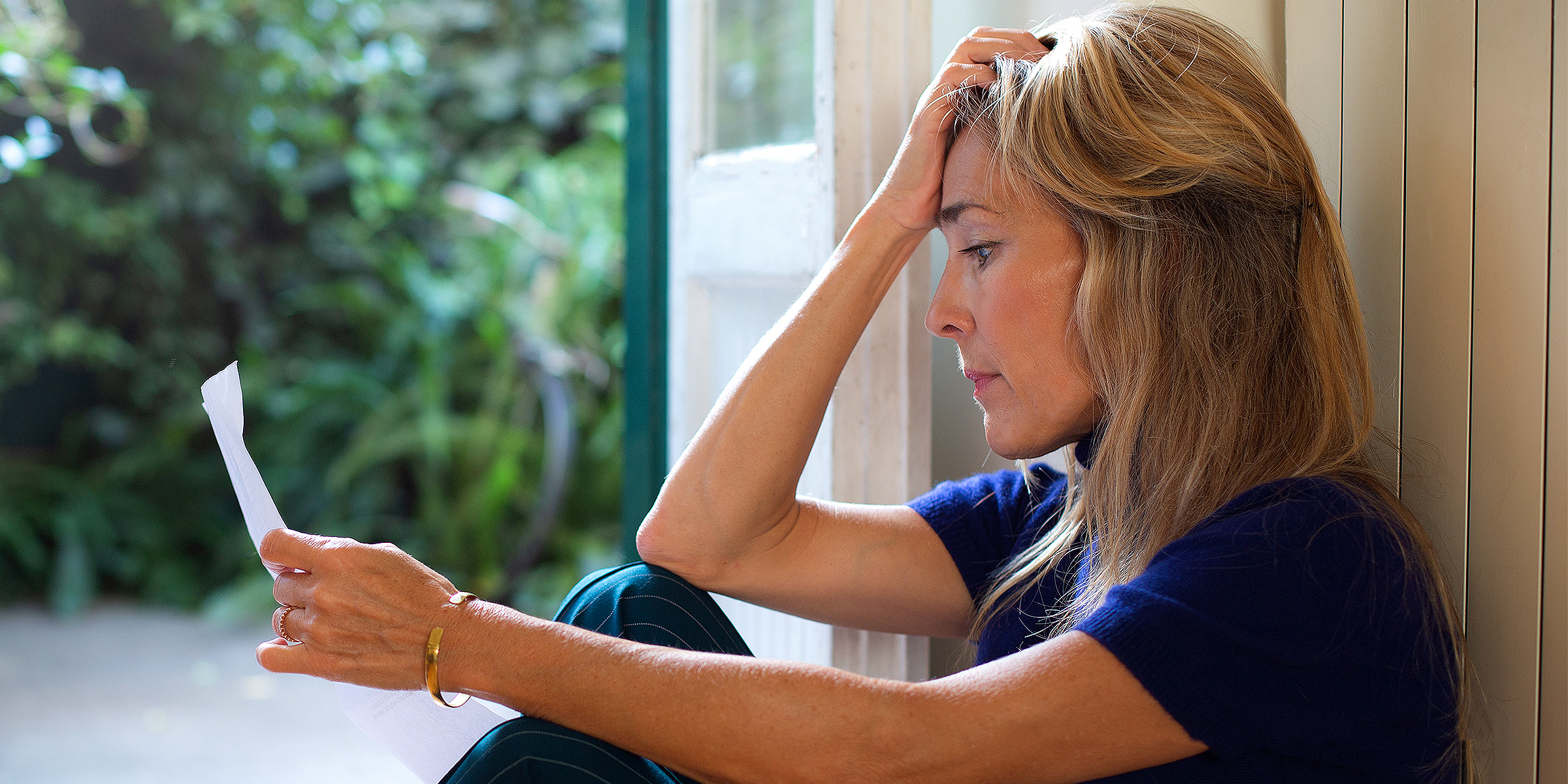 Una mujer leyendo una carta | Fuente: Getty Images