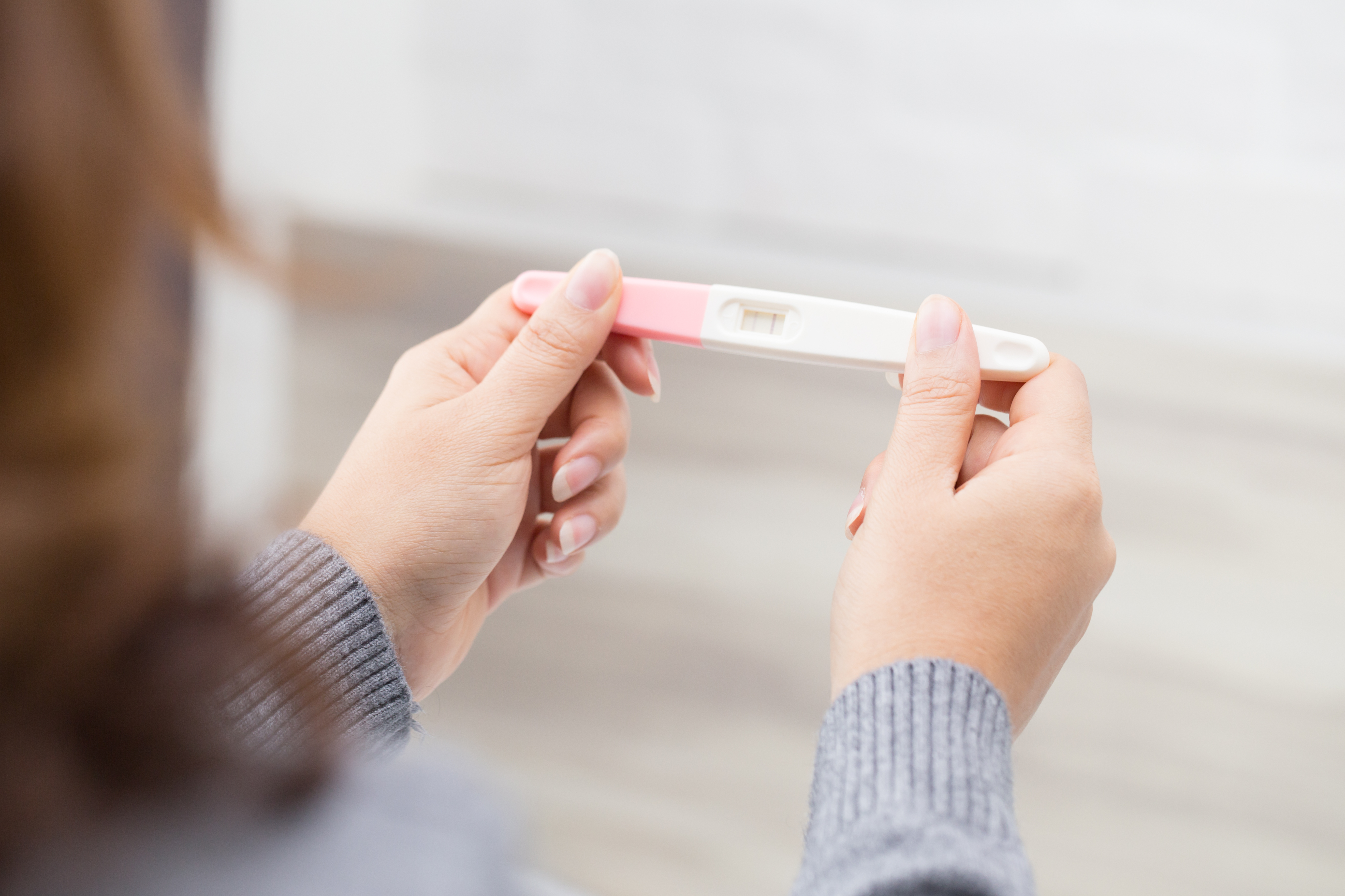 Mujer sosteniendo una prueba de embarazo | Fuente: Shutterstock