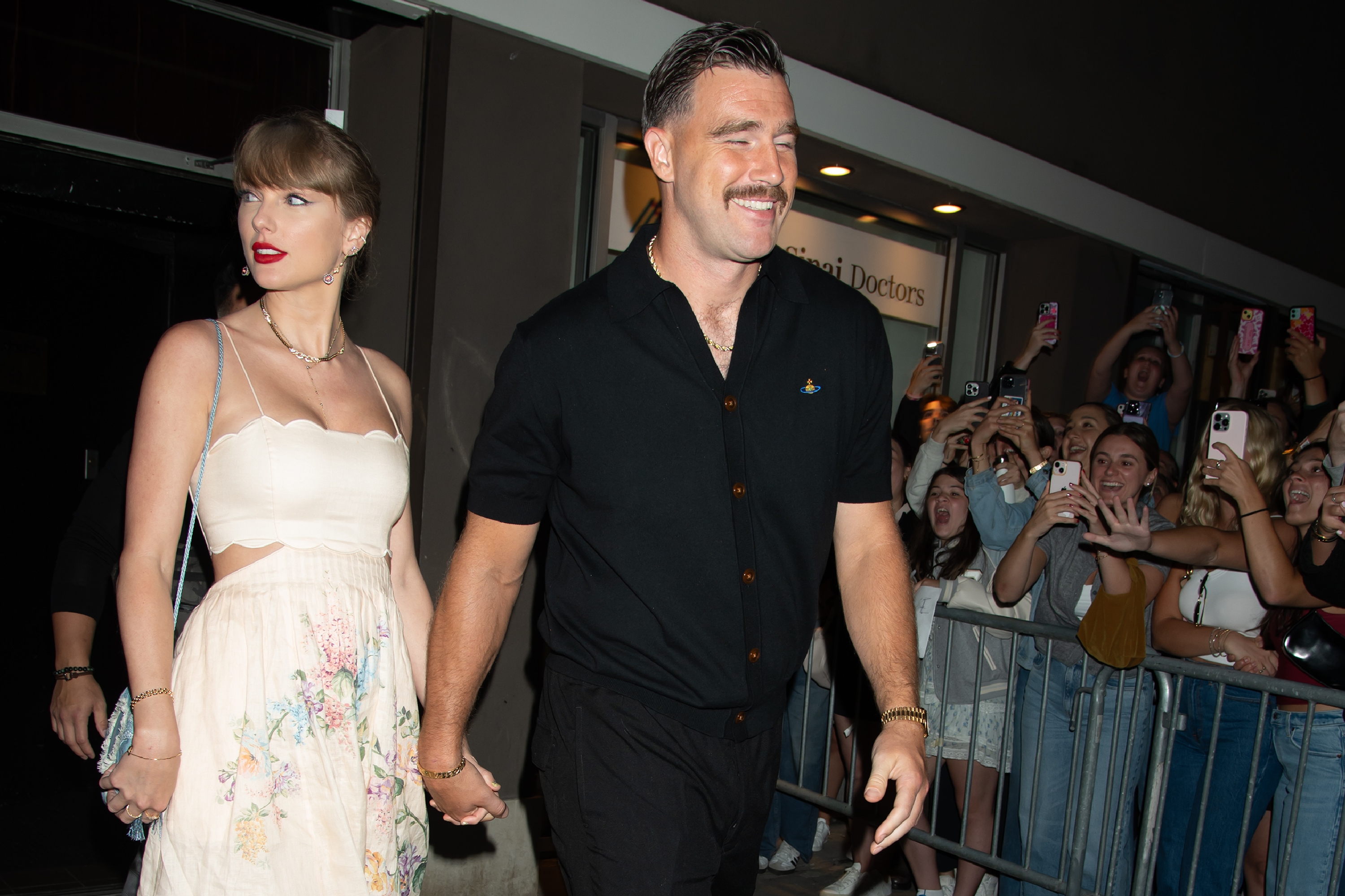 Taylor Swift y Travis Kelce vistos saliendo de la boda de Karen Elson el 7 de septiembre de 2024, en Nueva York. | Fuente: Getty Images