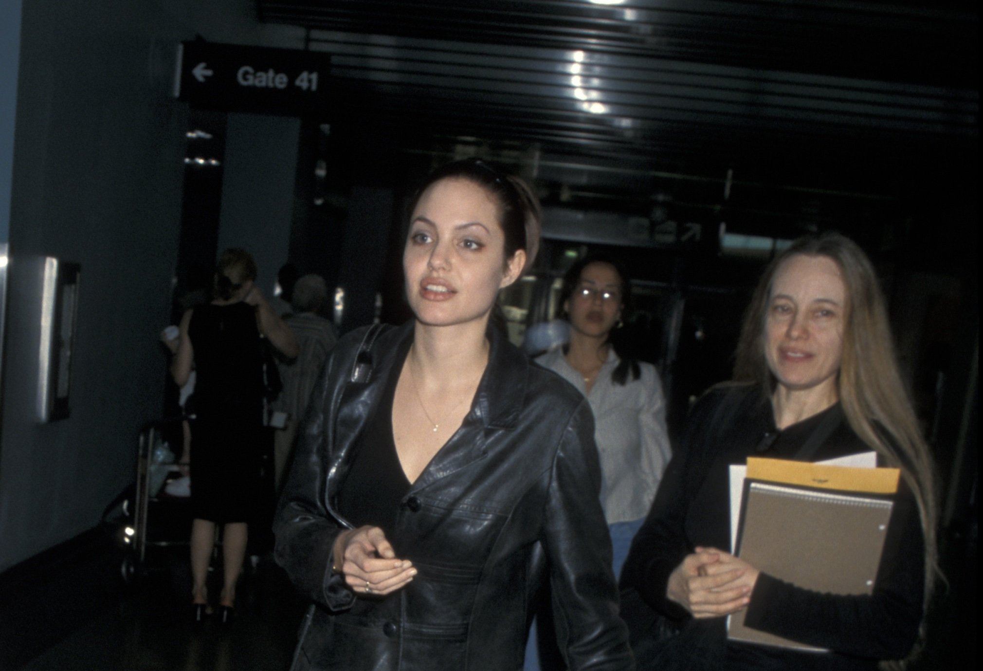 Angelina Jolie y su madre Marcheline Bertrand en LAX, el 4 de agosto de 1998. | Foto: Getty Images