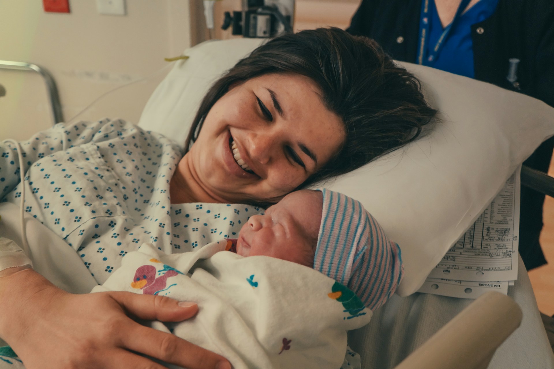 Una mamma felice con il suo bambino appena nato | Fonte: Unsplash