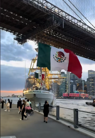 Momentos en que el buque mexicano impactó contra el puente de Brooklyn. | Fuente: TikTok/Vlad Moscow.
