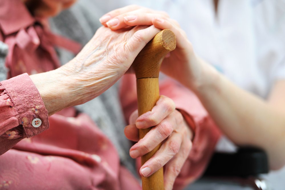 Mujer mayor con su cuidadora. | Foto: Shutterstock