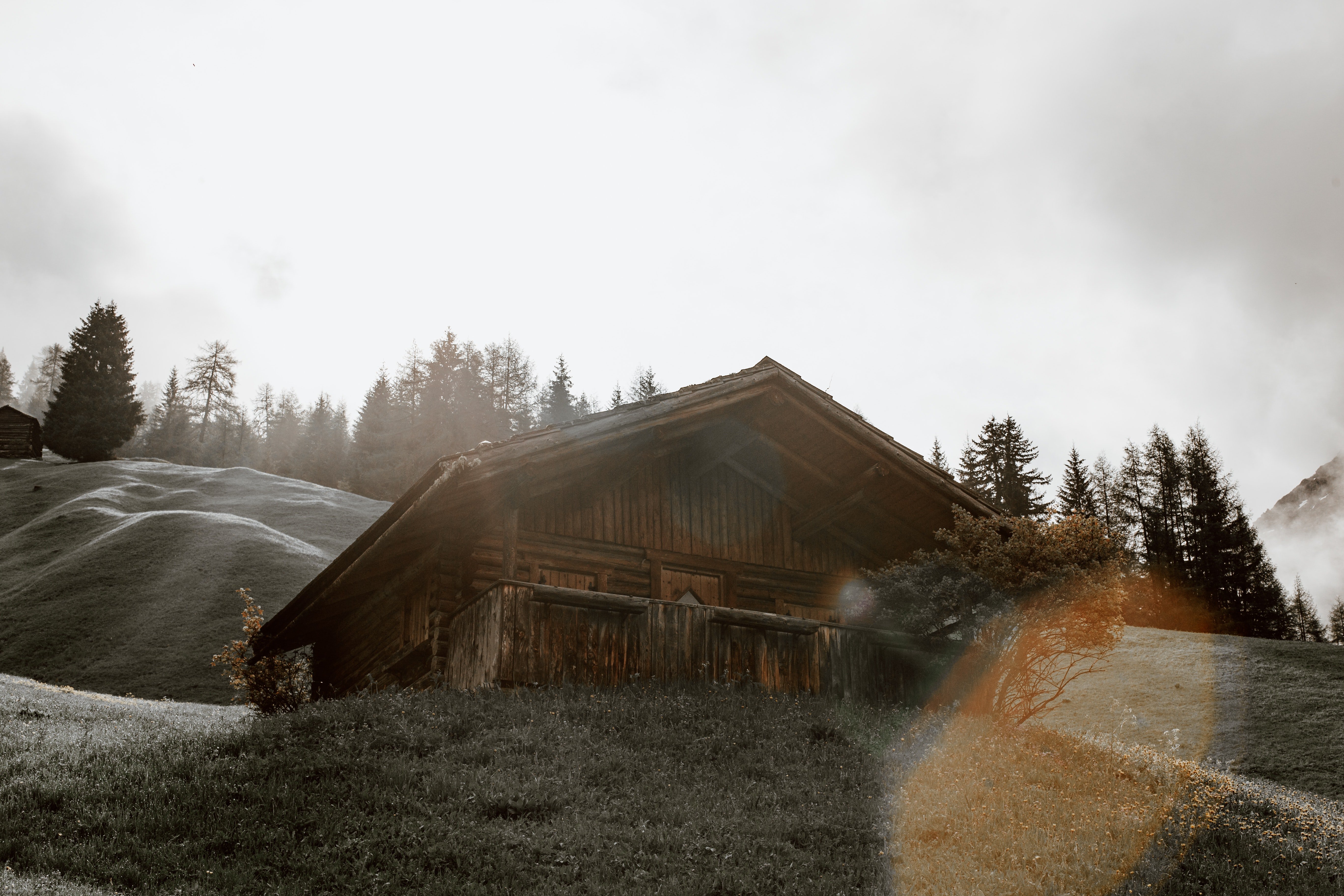 Una casa de madera en medio de una colina. | Foto: Pexels