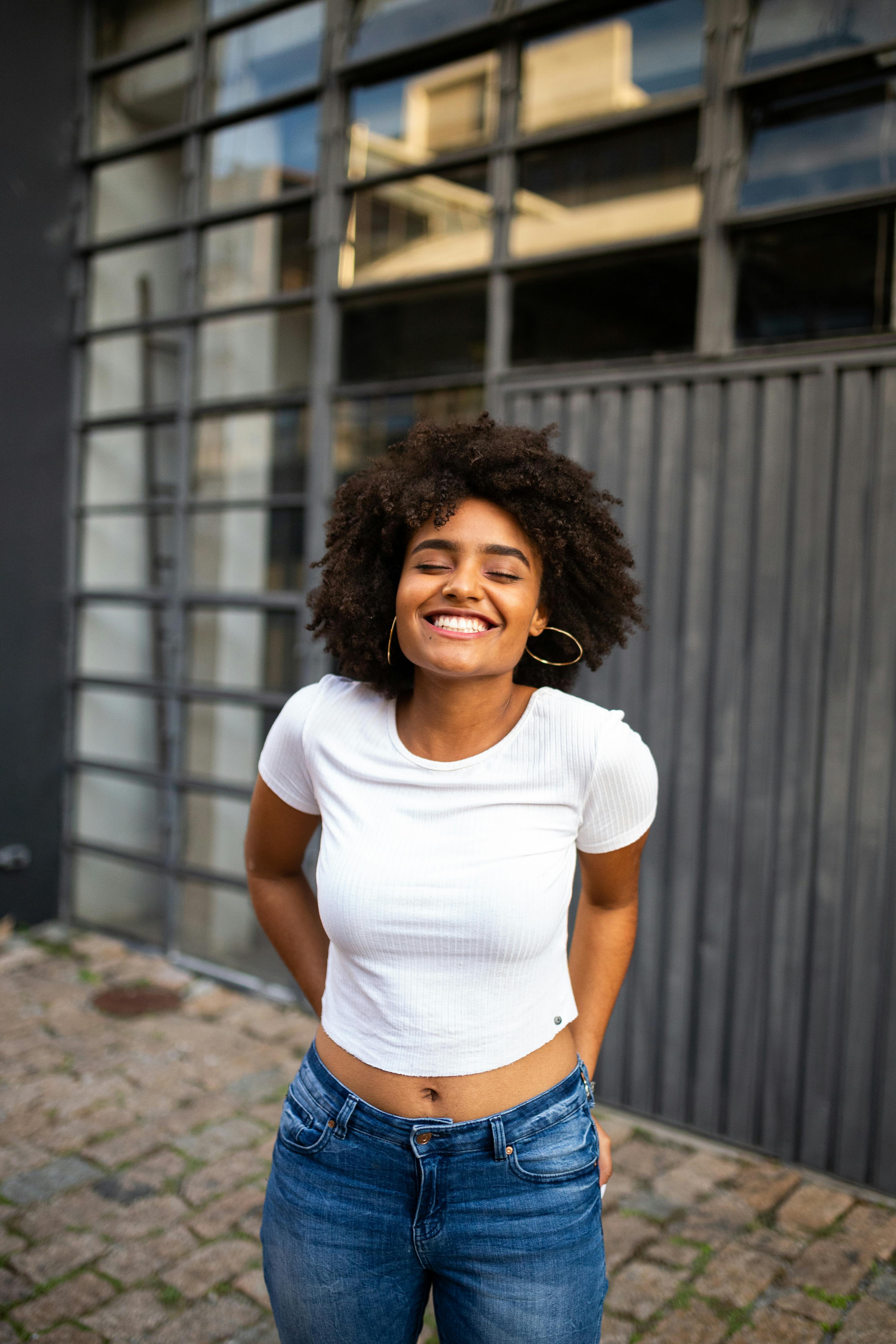 Una mujer sonriente y feliz | Fuente: Pexels