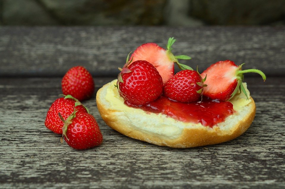 Mermelada con frutas sobre un pan. | Foto: Pixabay