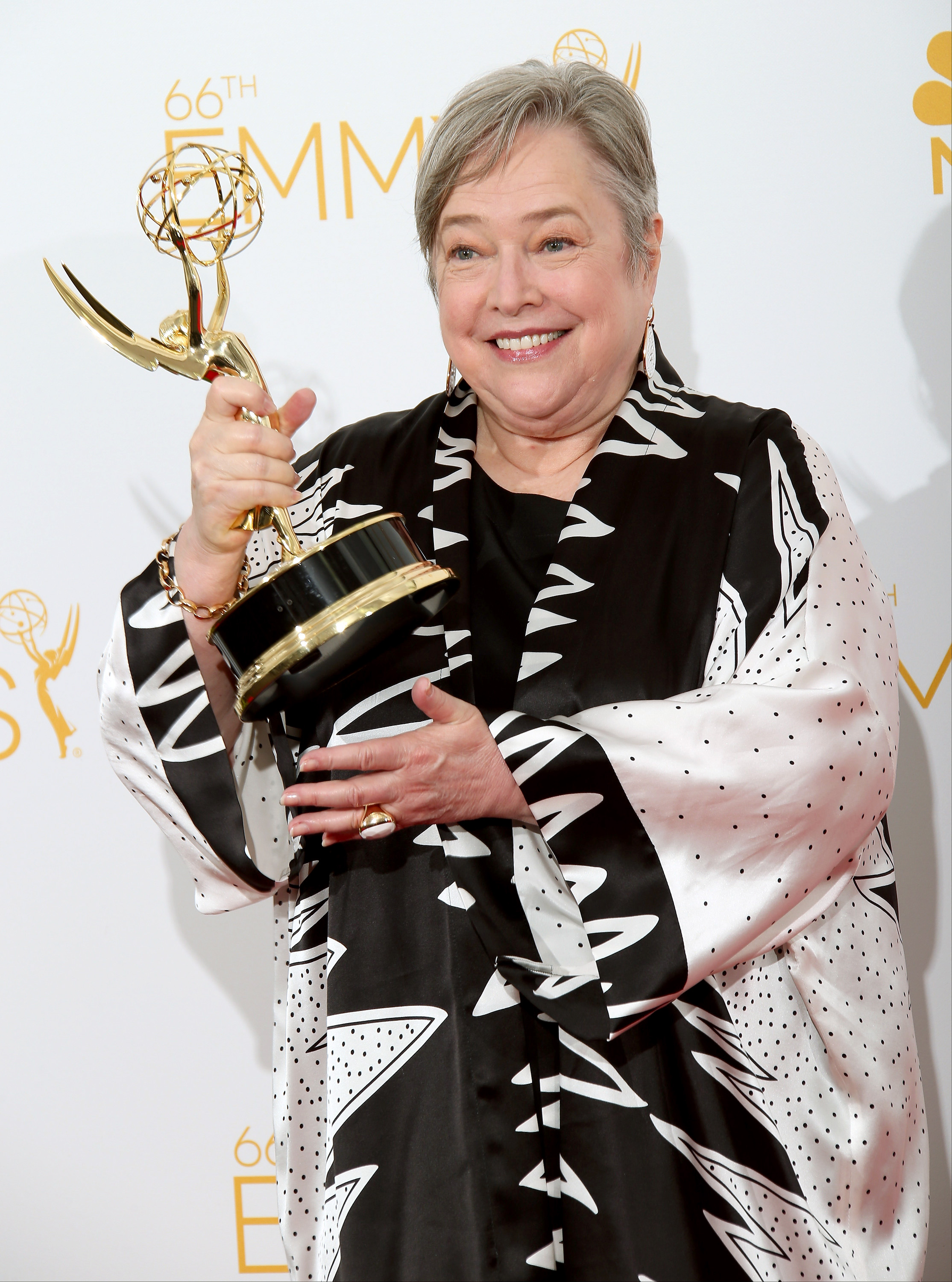 Kathy Bates posa en la sala de fotos con su premio a Actriz de Reparto Sobresaliente en una Miniserie o Película por "American Horror Story" en el Nokia Theatre de Los Ángeles, California, el 25 de agosto de 2014 | Fuente: Getty Images