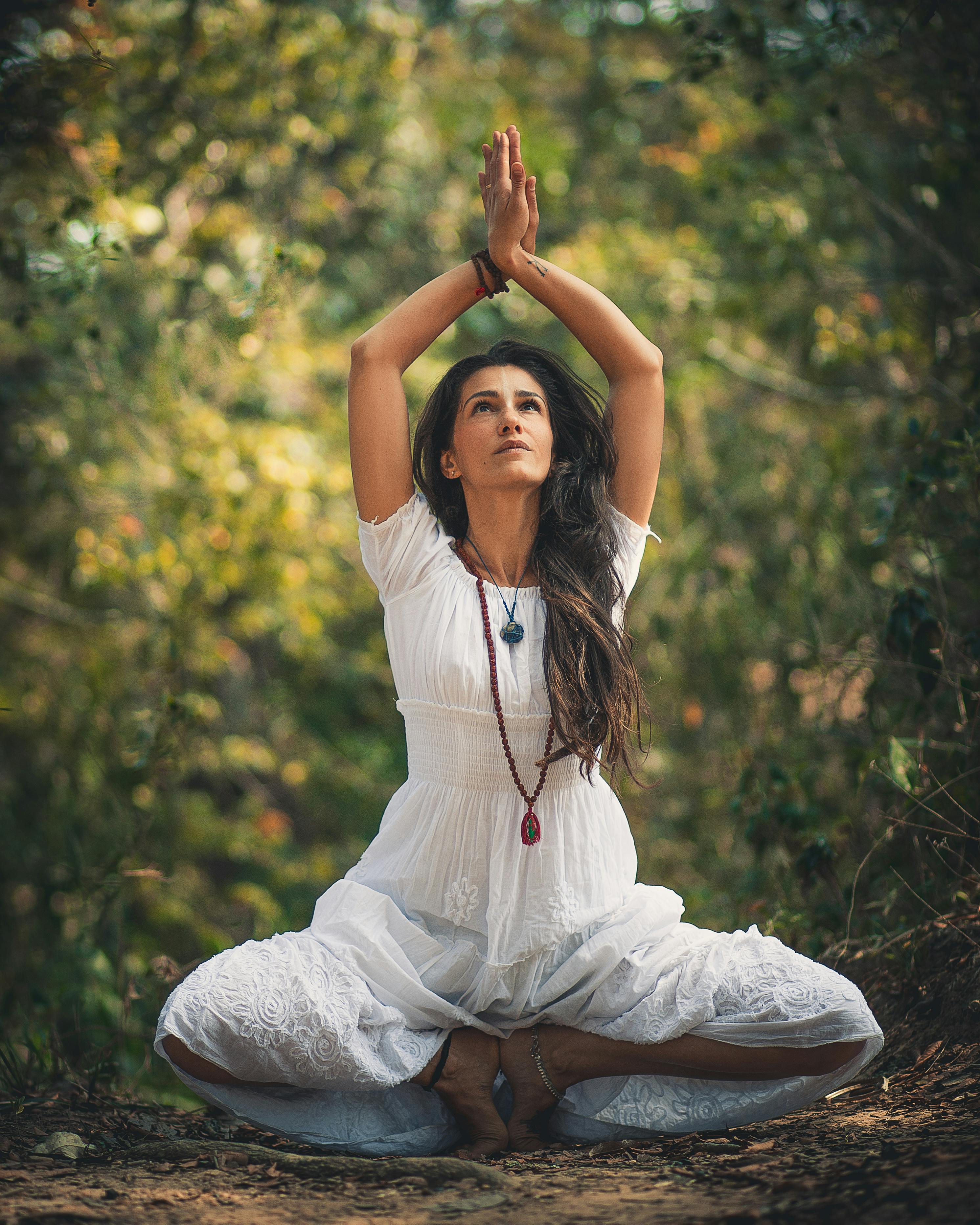 Una mujer practicando yoga Fuente: Pexels