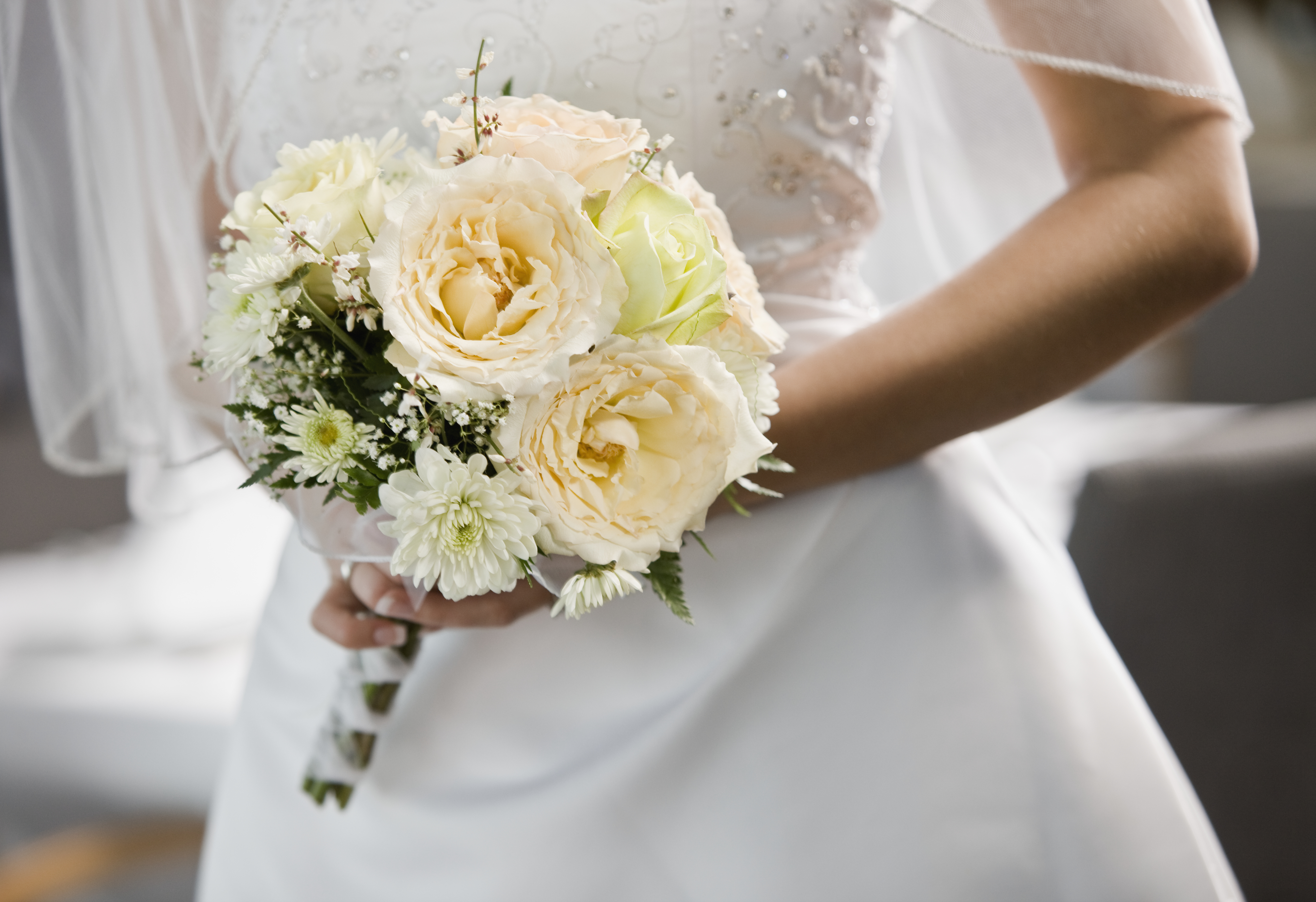 Una novia sosteniendo flores | Foto: Getty Images