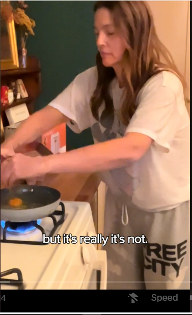 Drew Barrymore haciendo huevos en su cocina de un post de TikTok del 12 de marzo de 2024 | Fuente: Tiktok/@drewbarrymore