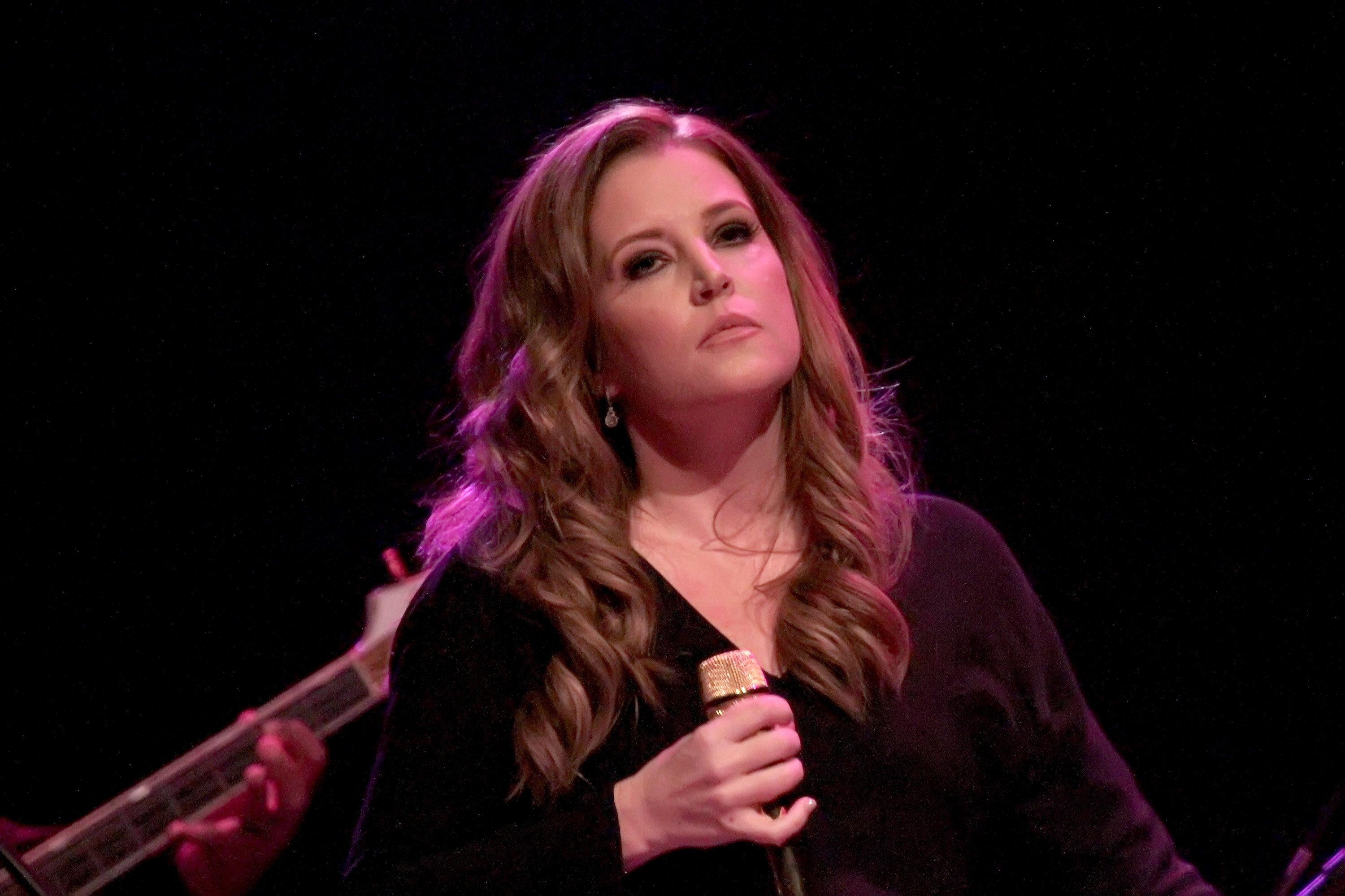 Lisa Marie Presley presentando un concierto en el Trump Taj Mahal, el 10 de noviembre de 2012 en Atlantic City, Nueva Jersey. | Foto: Getty Images