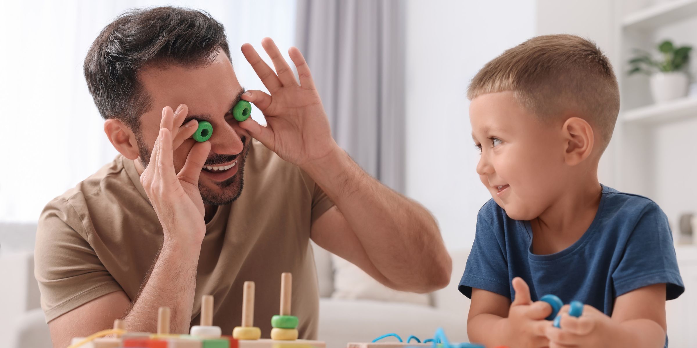 Un padre entretiene a su hijo | Fuente: Shutterstock