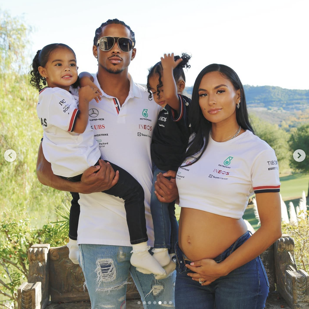 Cordell Broadus y Phia con sus hijos, en un post del 1 de diciembre de 2022 | Fuente: Instagram/cbroadus