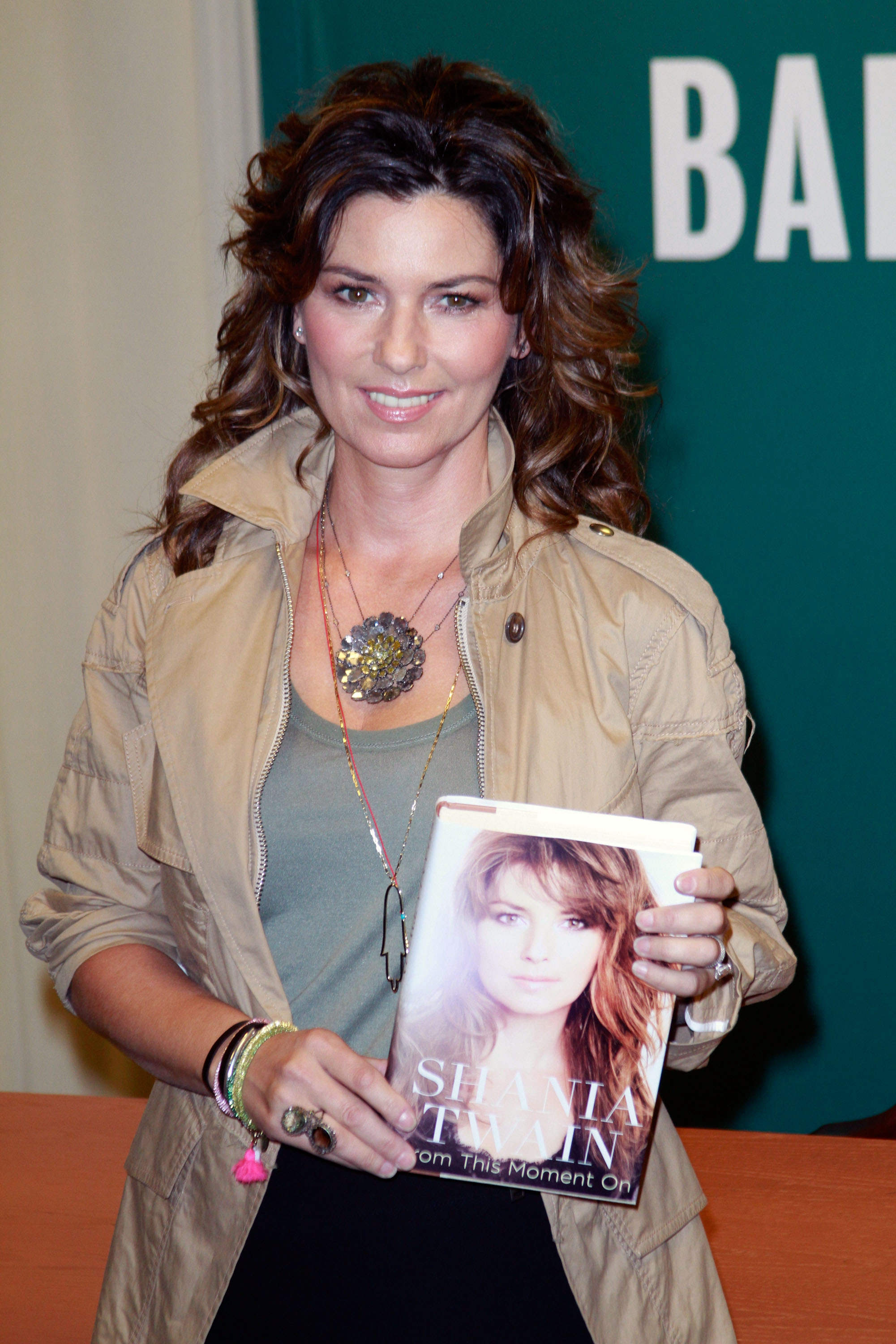 Shania Twain firma ejemplares de su libro "From This Moment On" el 4 de mayo de 2011 | Fuente: Getty Images