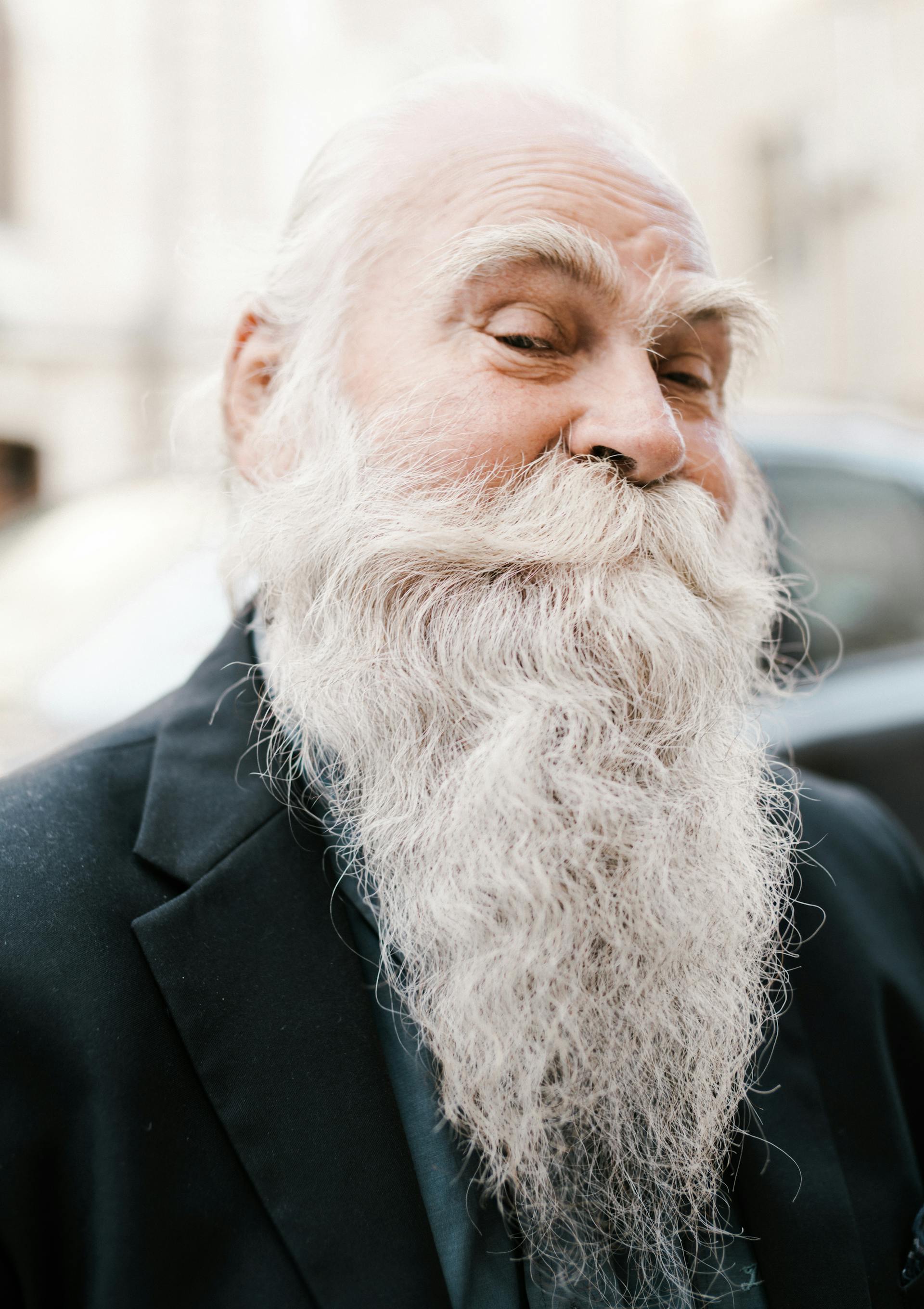 Un hombre mayor sonriendo | Fuente: Pexels