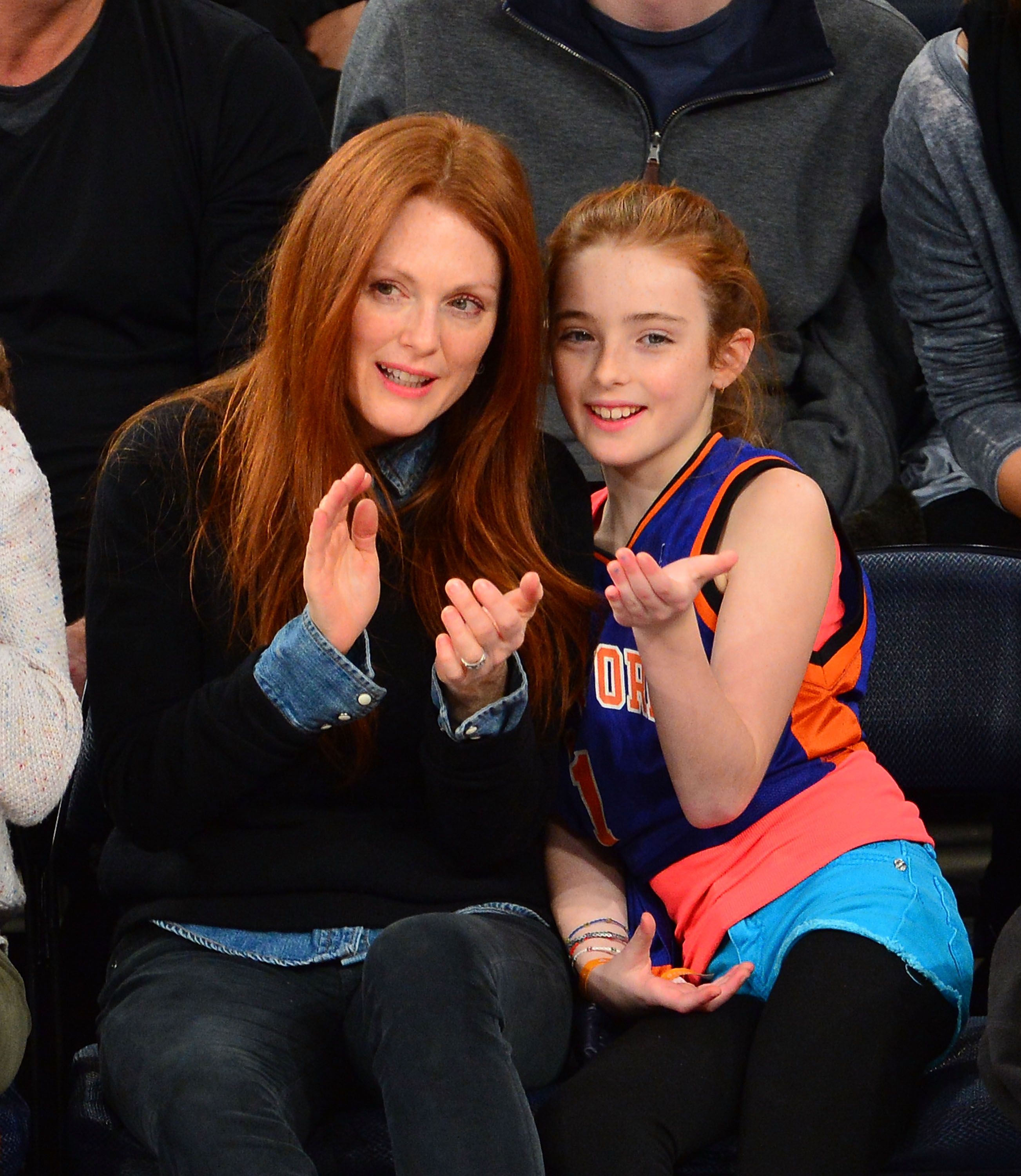 Julianne Moore y Liv Freundlich asisten al partido de los Minnesota Timberwolves contra los New York Knicks el 23 de diciembre de 2012 | Fuente: Getty Images