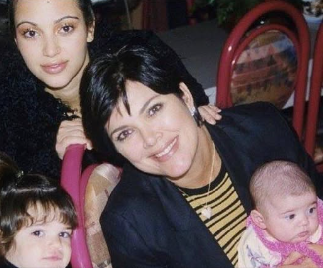 Kris Jenner comparte un dulce recuerdo de 1997 con una de sus hijas, recordando lo que llama "los mejores recuerdos" en la publicación de Facebook. | Fuente: Facebook/Kris Jenner