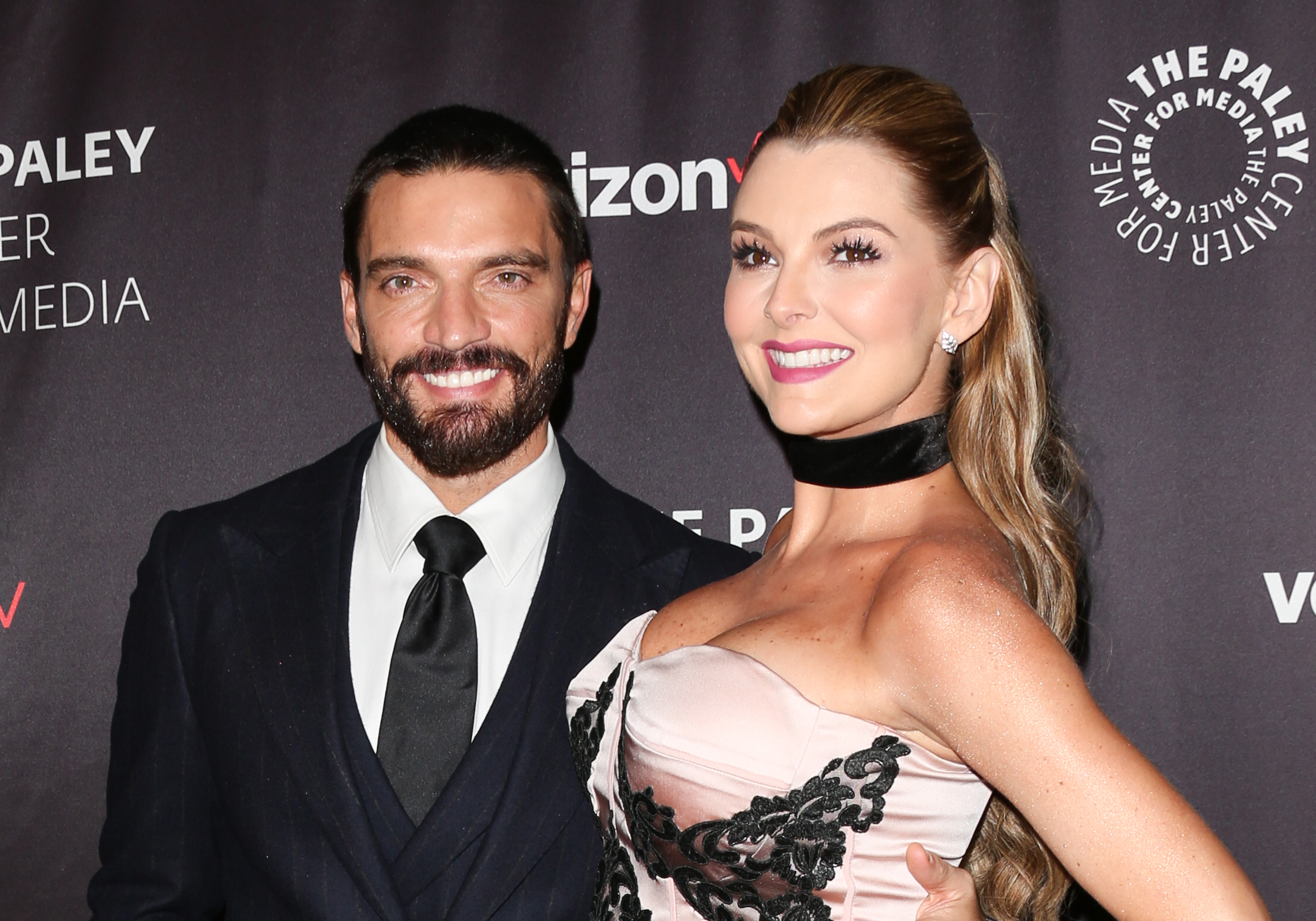 Los actores Julian Gil (izquierda) y Marjorie de Sousa (derecha) asisten al homenaje de Hollywood del Paley Center for Media a los logros hispanos en televisión en el Beverly Wilshire Four Seasons Hotel el 24 de octubre de 2016 en Beverly Hills, California. | Fuente: Getty Images